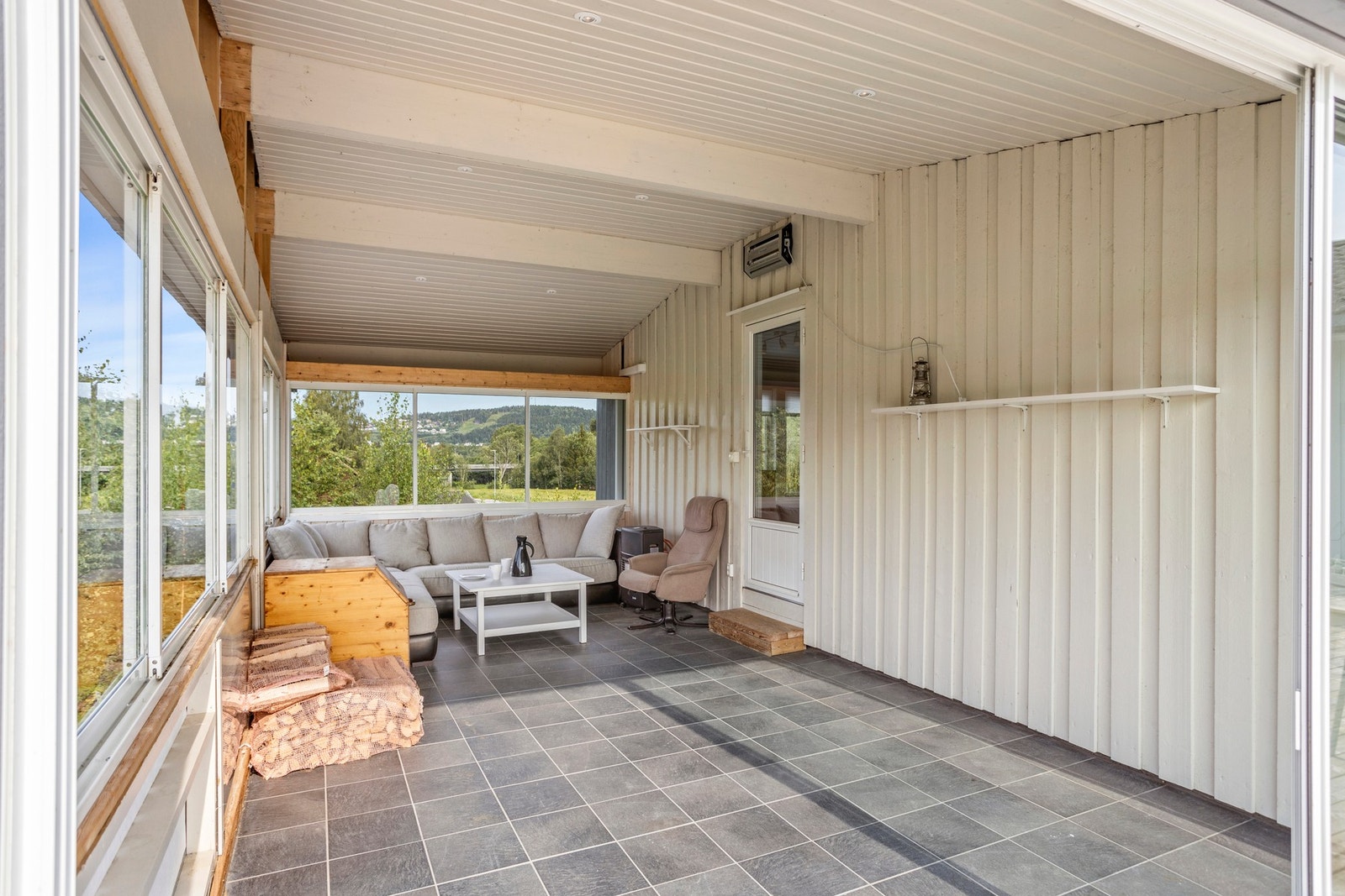 På den innglassede terrassen er det downlights i taket Galleribilde