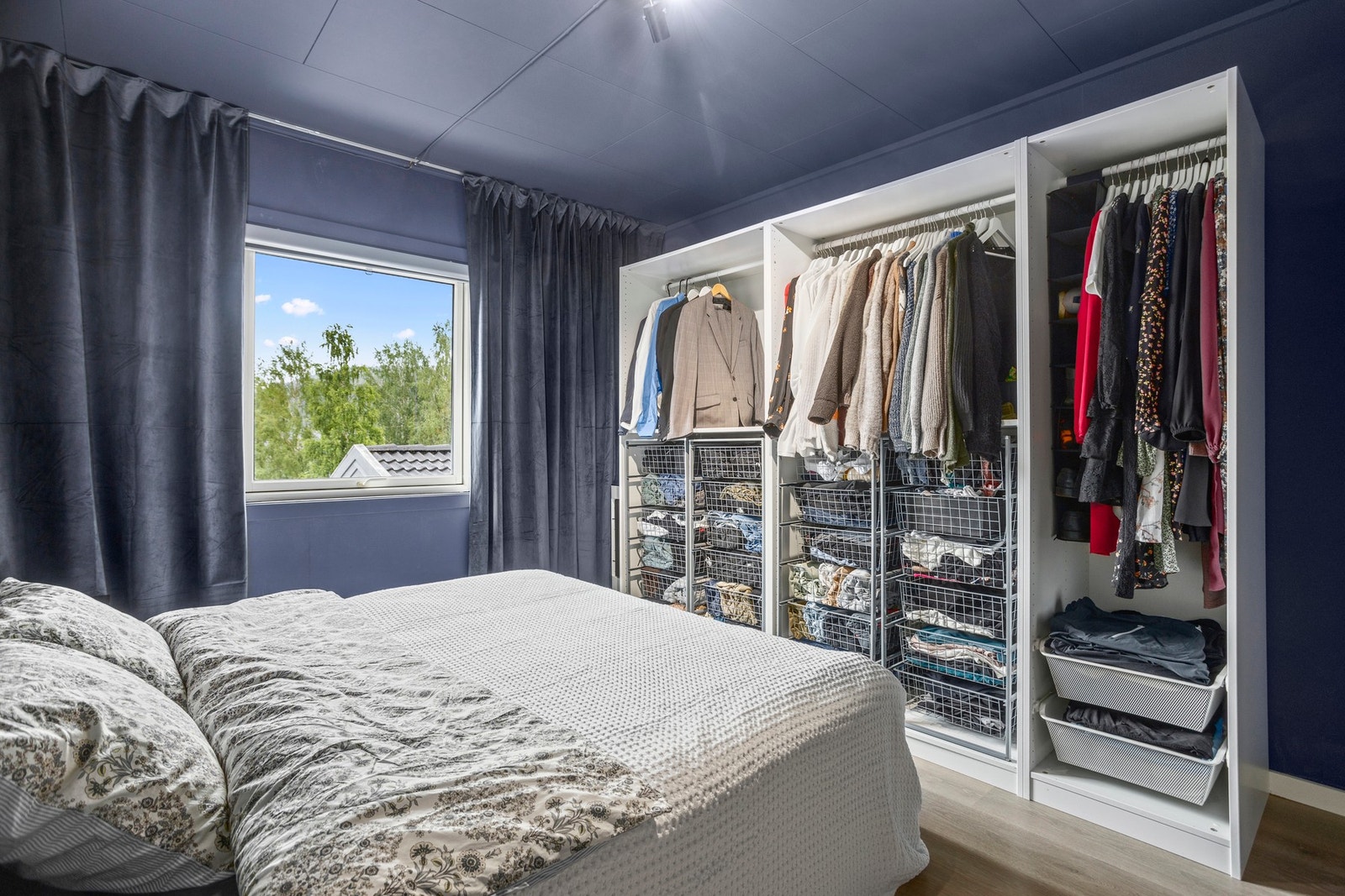 Utstyrt med praktisk garderobeløsning. Galleribilde