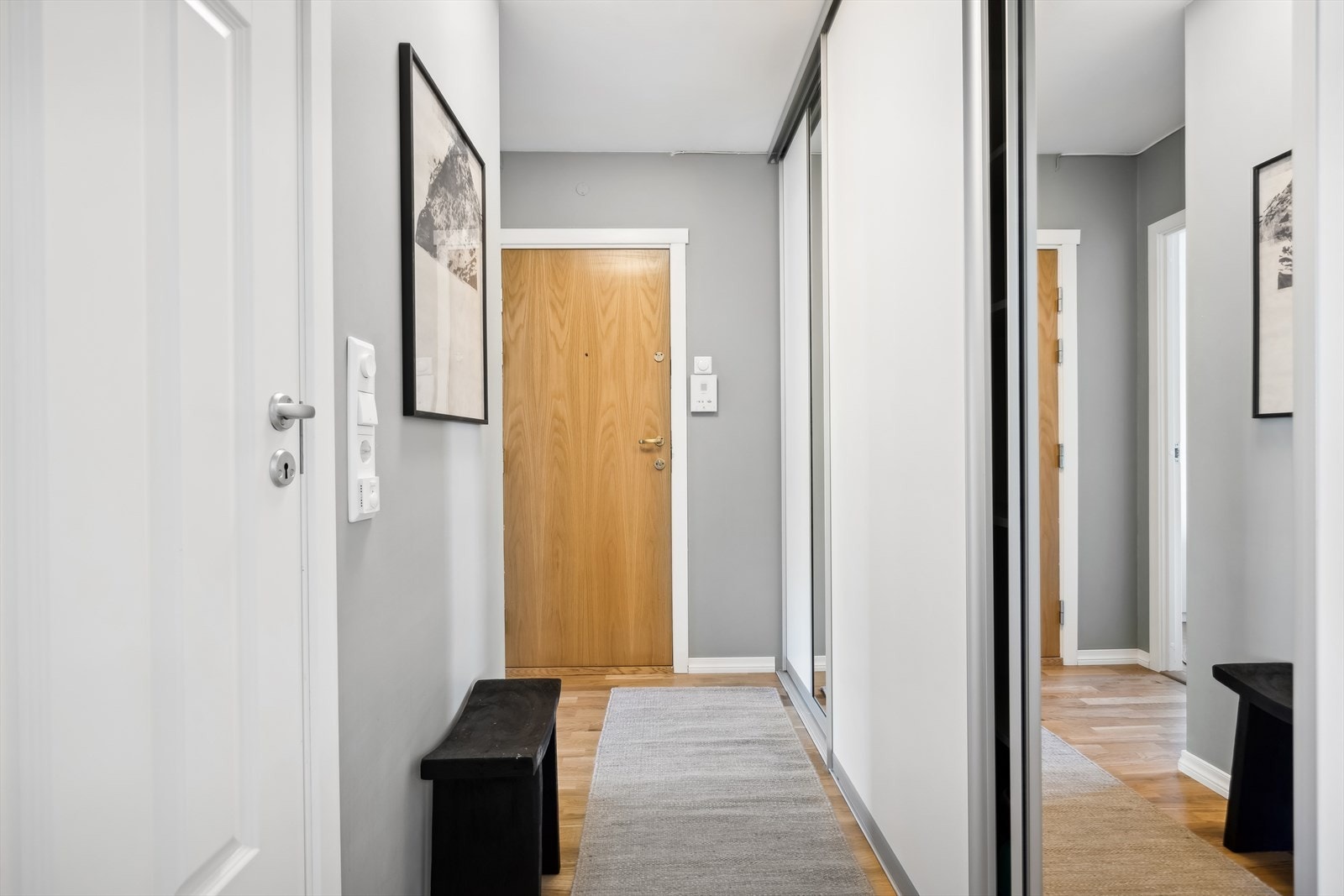 Her ønskes du velkommen inn i en romslig entré med god plass til å oppbevare ytterklær i stort garderobeskap. Galleribilde