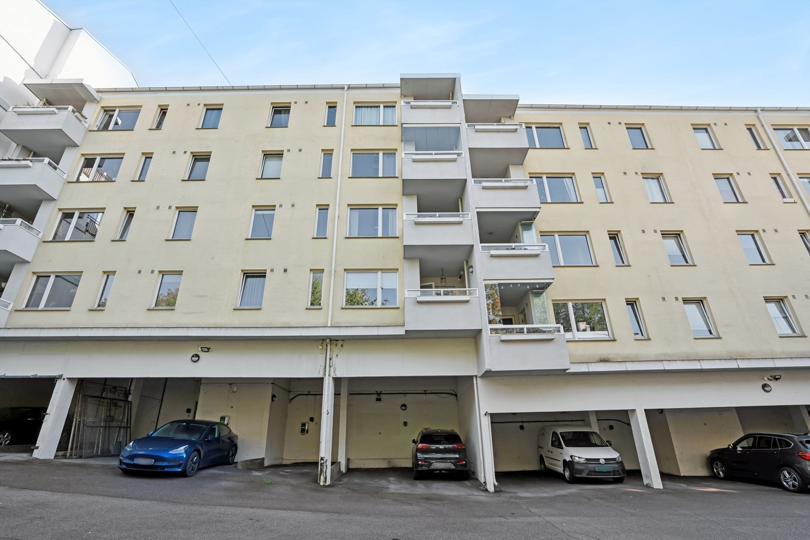 Borettslaget har p-plasser som leies ut etter ventelister, hvor beboerne blir prioritert fremfor eksterne leietakere. Galleribilde