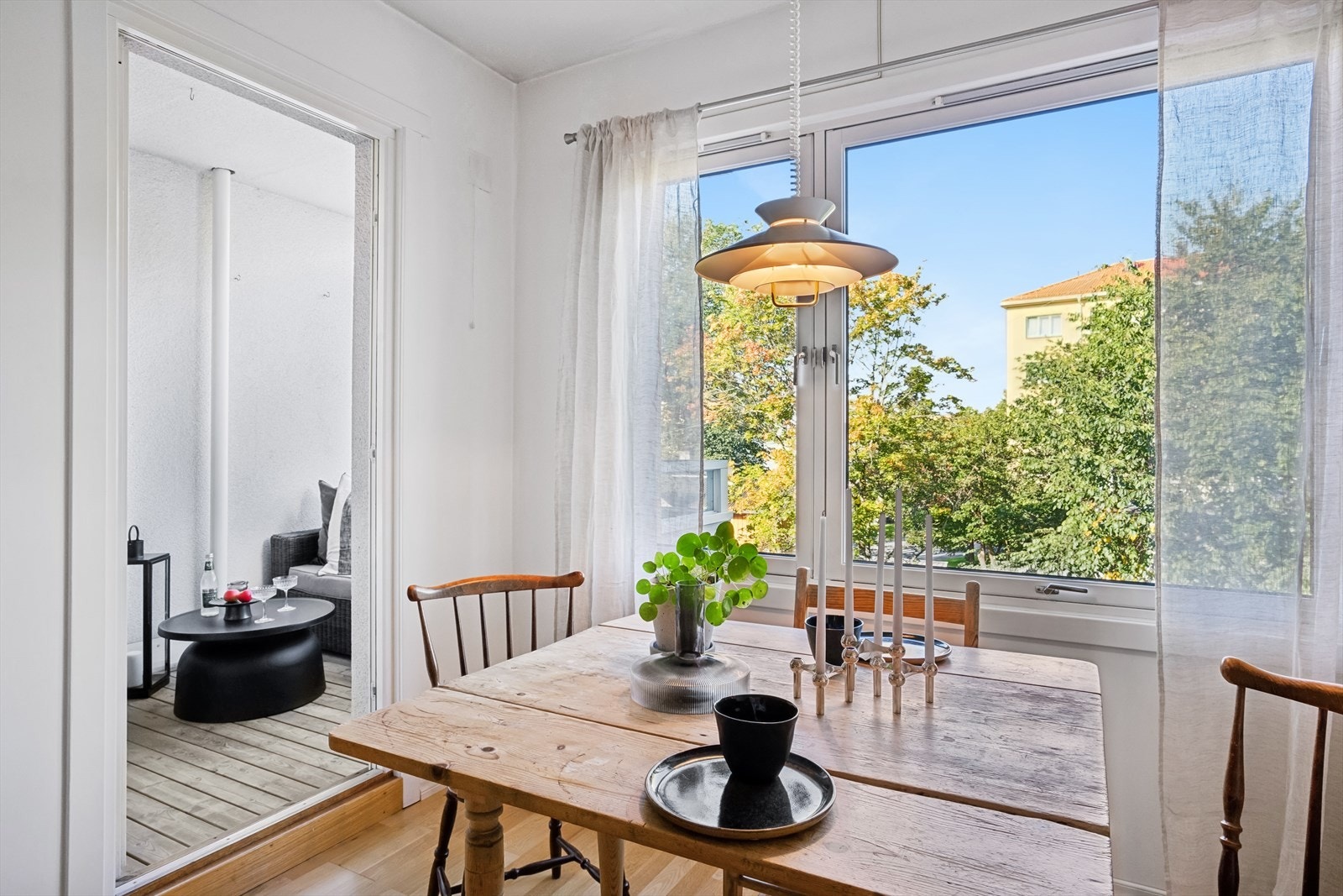 Fra stuen er det utgang til en overbygd balkong Galleribilde