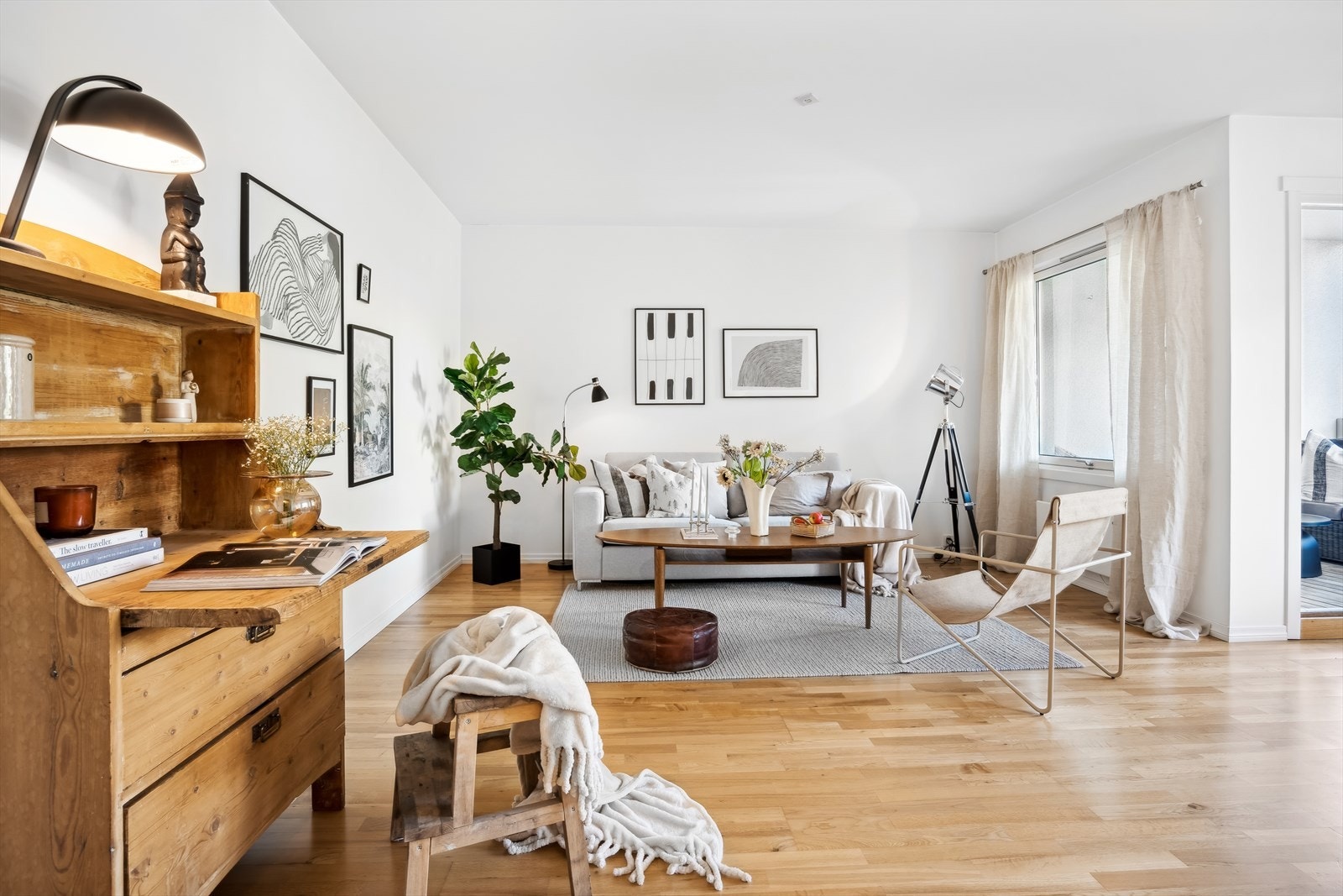 Her er det flere store vindusflater som slipper inn mye naturlig lys og skaper en god atmosfære i rommet. Galleribilde