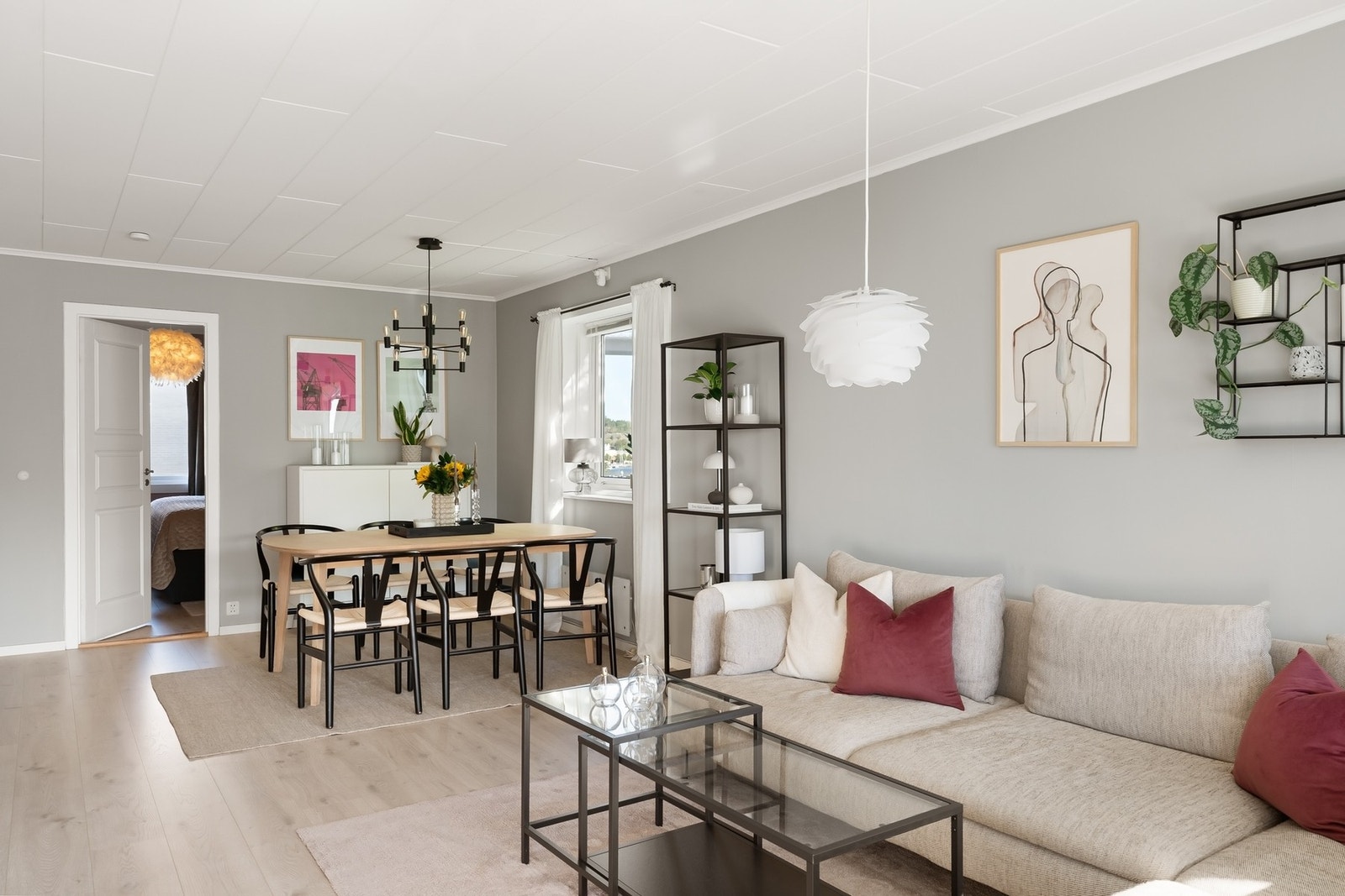 Leiligheten har pene og lyse overflater. Galleribilde