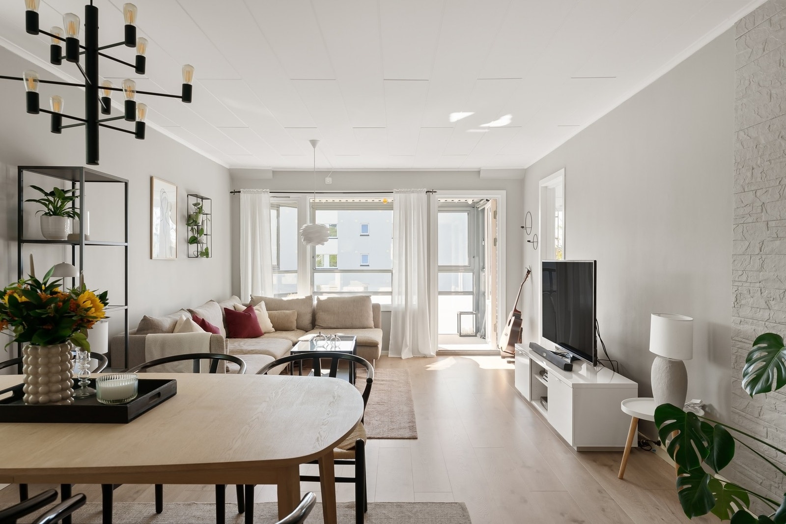En romslig 3-roms med gang, stue, kjøkken, to soverom, bad, vaskerom og bod. Galleribilde