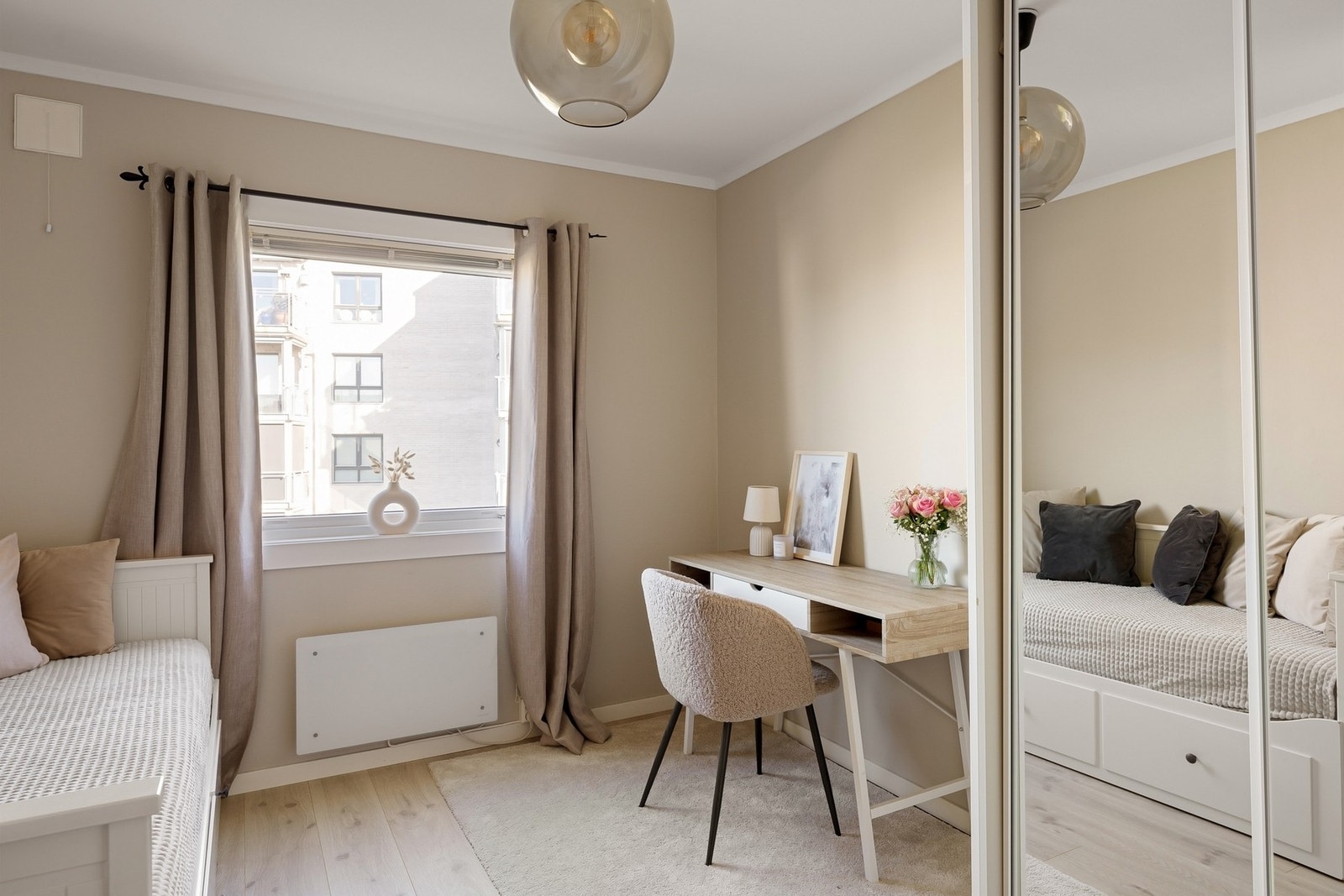 Dette soverommet har også integrert garderobe samt gode møbleringsmuligheter forøvrig. Galleribilde