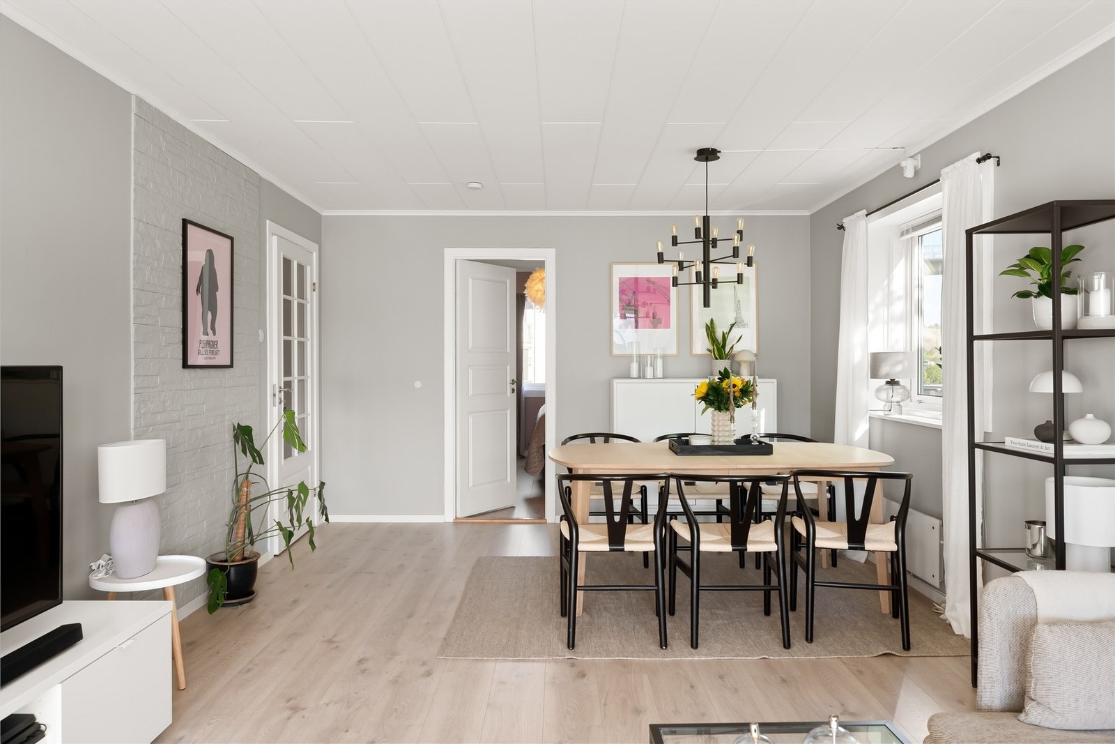 Leiligheten har en praktisk planløsning med romslig stue med ekstra vindu. Galleribilde