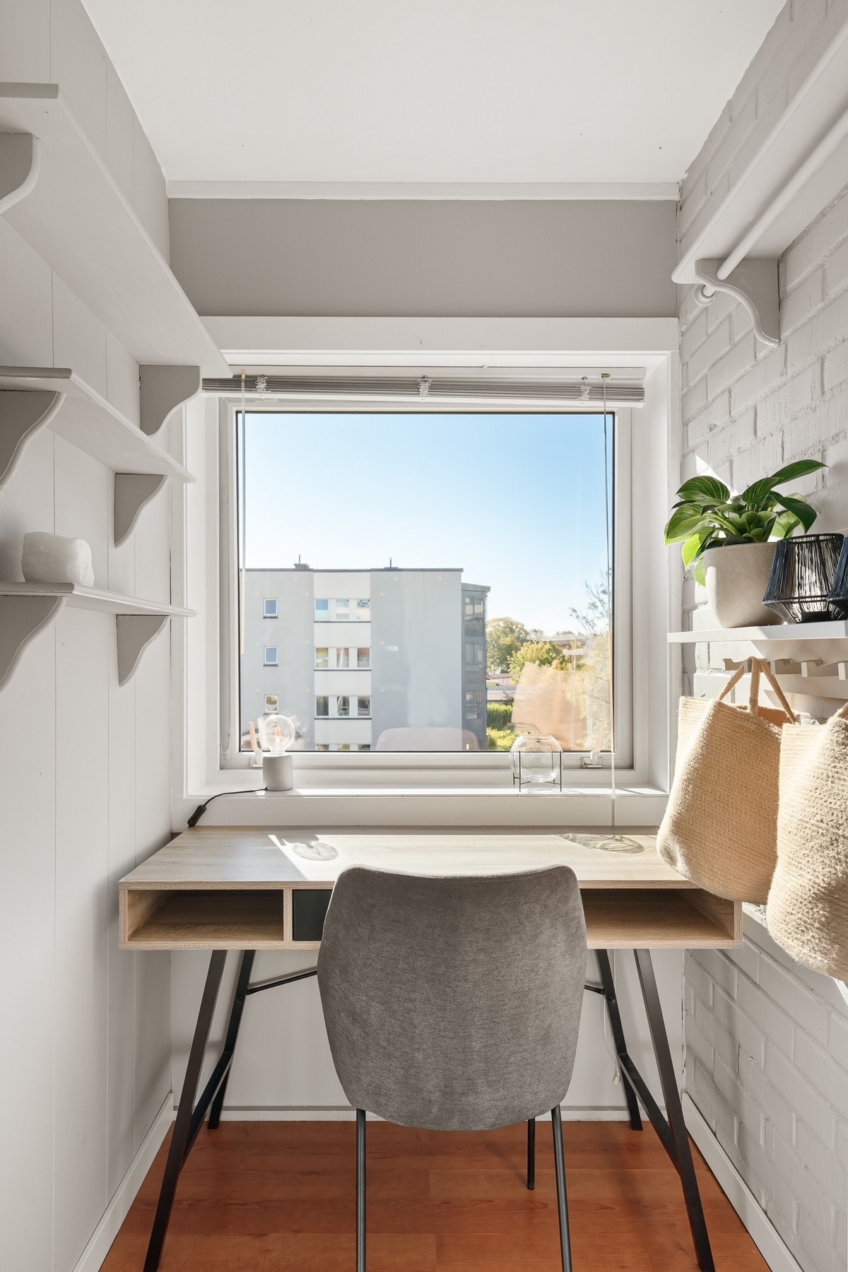 Det er eget vaskerom og en bod innenfor kjøkkenet som kan benyttes til lagring og kontorplass. Galleribilde