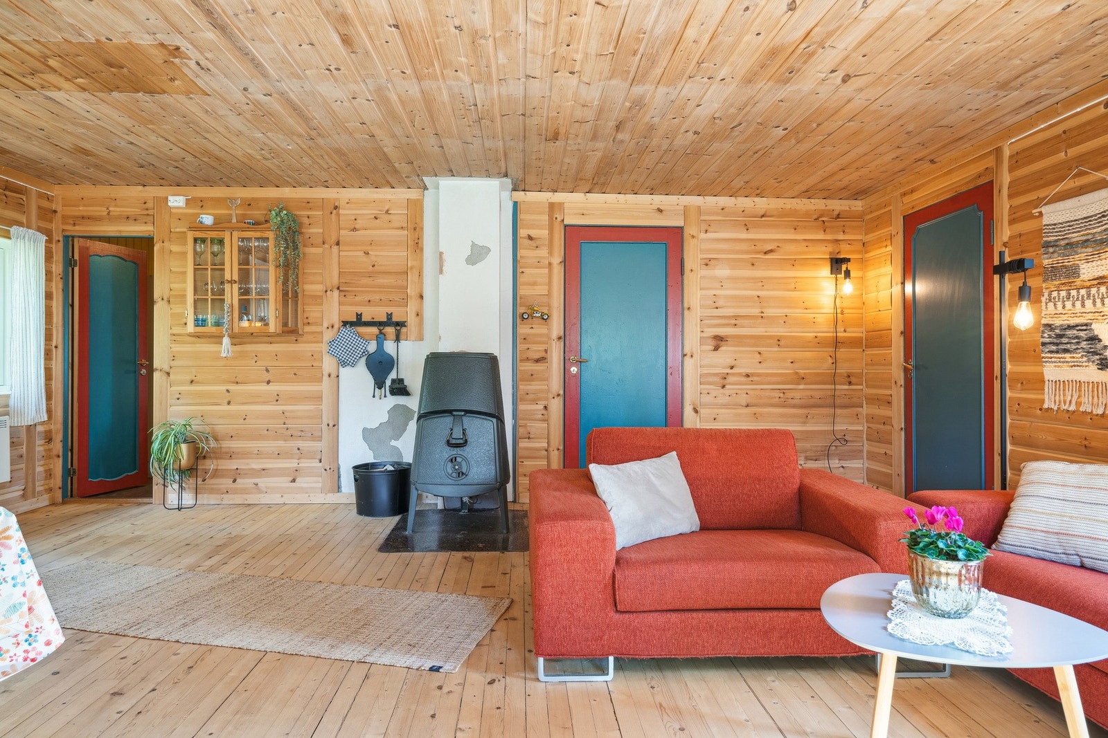 Hytten benytter vedfyring og elektrisitet som oppvarmingskilder. Galleribilde