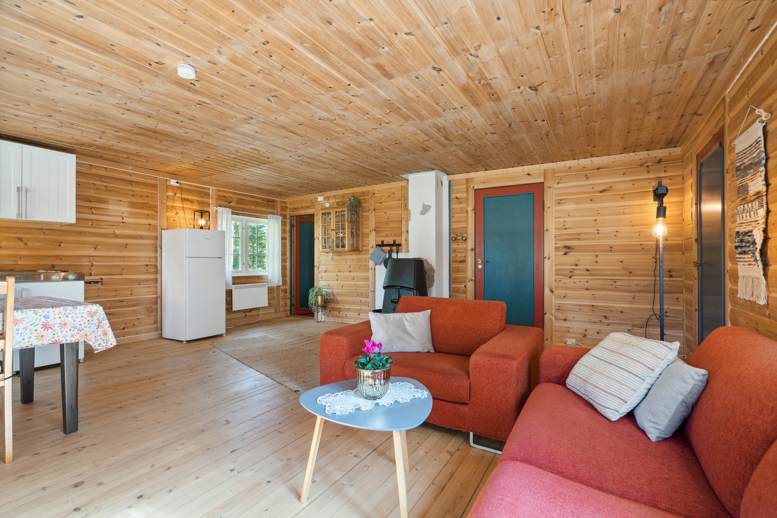 Rommet har tregulv og panel på vegger. Galleribilde