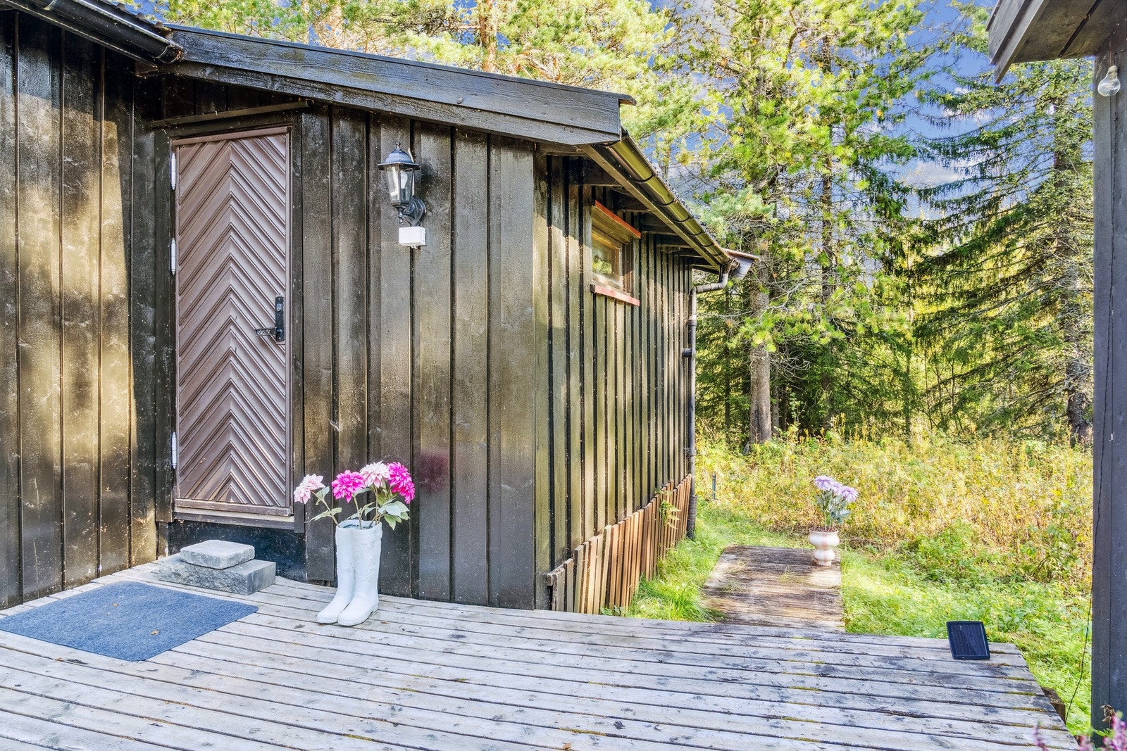 Hyttens inngangsparti. Galleribilde