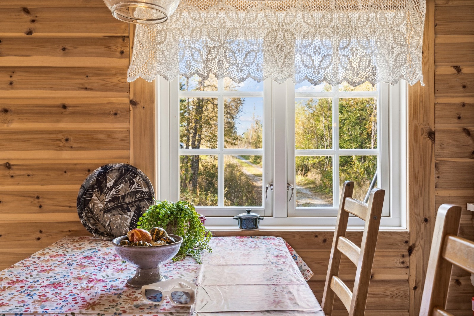 Her kan du nyte frokosten med utsikt over naturskjønne omgivelser. Galleribilde