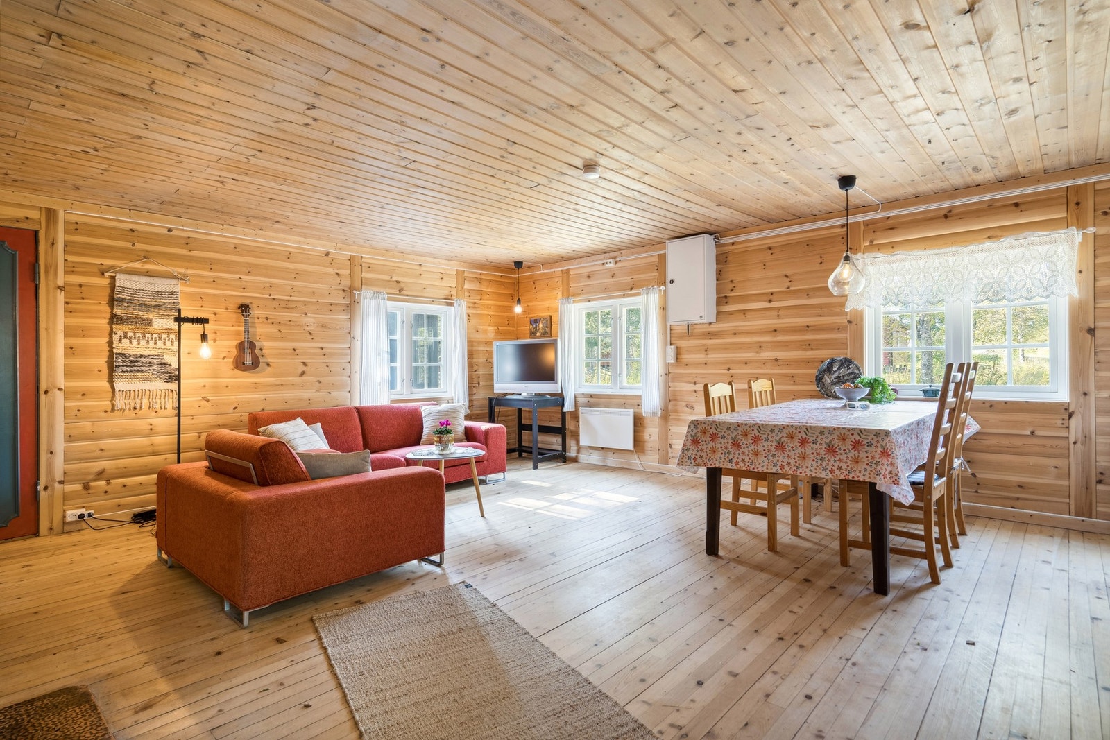 EL-ovner på stuen er app-styrt, slik at du kan komme frem til varm hytte! Galleribilde