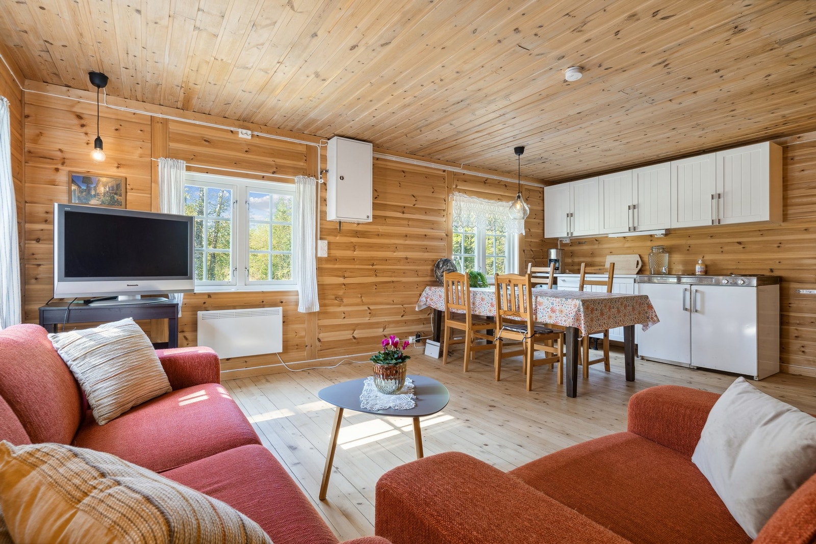 Rommets planløsning gir deg god plass til å innrede med både sittegruppe og spisegruppe. Galleribilde