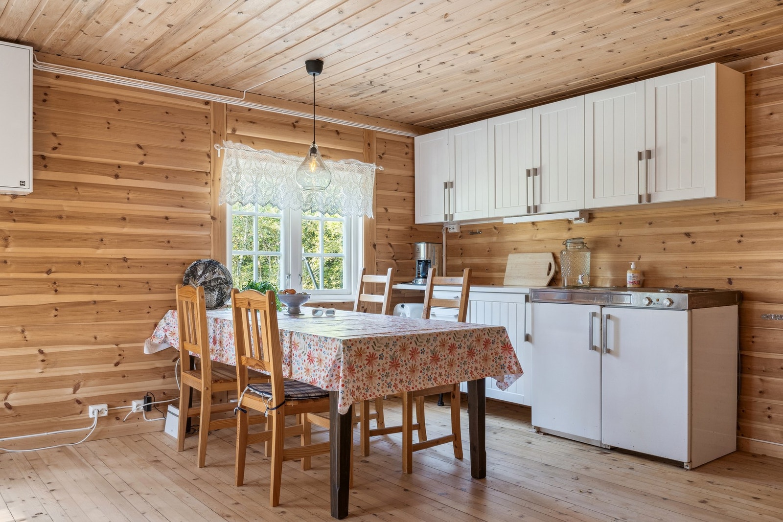 Klassisk kjøkken i hvit utførelse. Galleribilde