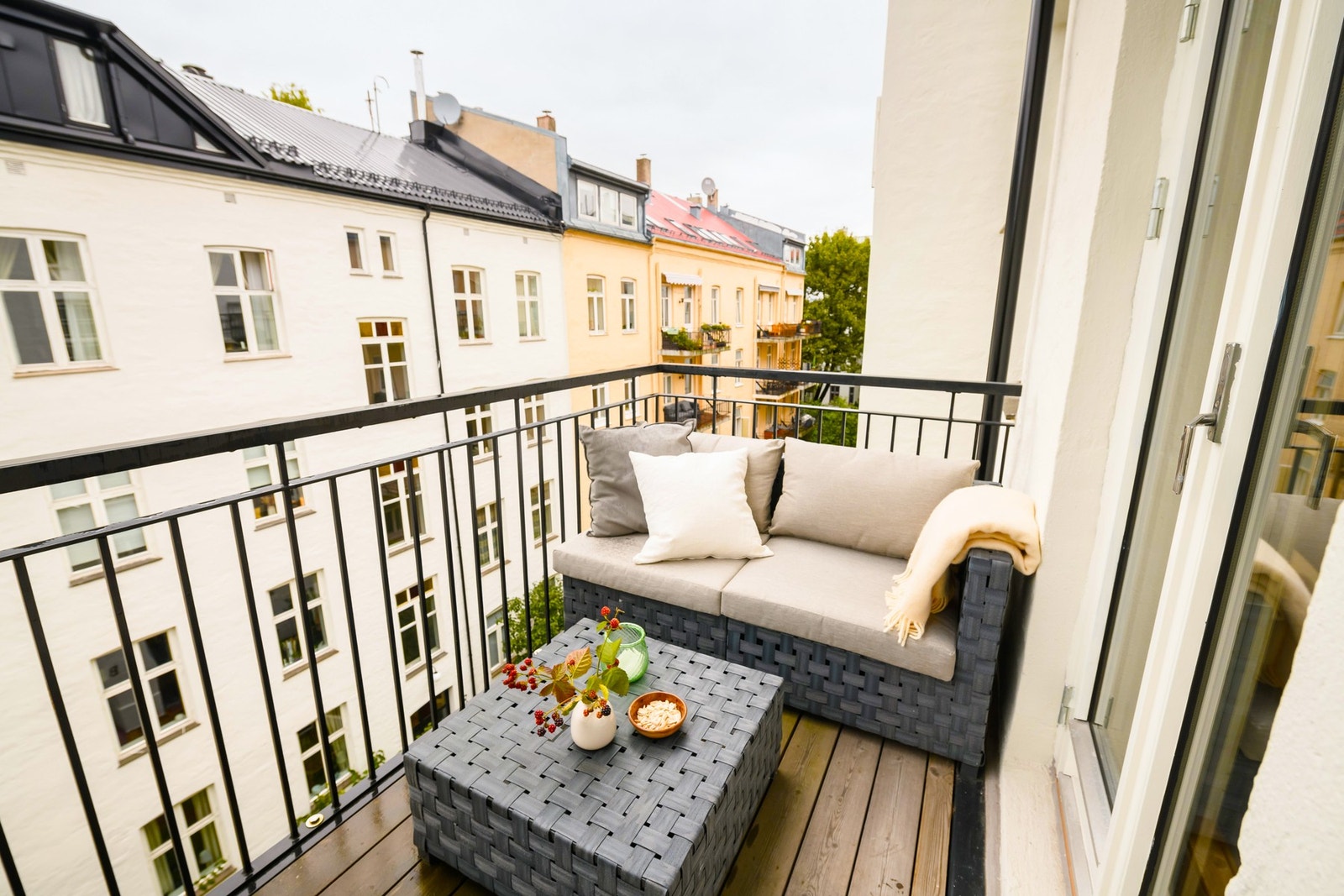 Balkongen har plass til komfortable møbler, og ligger nordvestvendt, med sommersol på ettermiddagen. Galleribilde