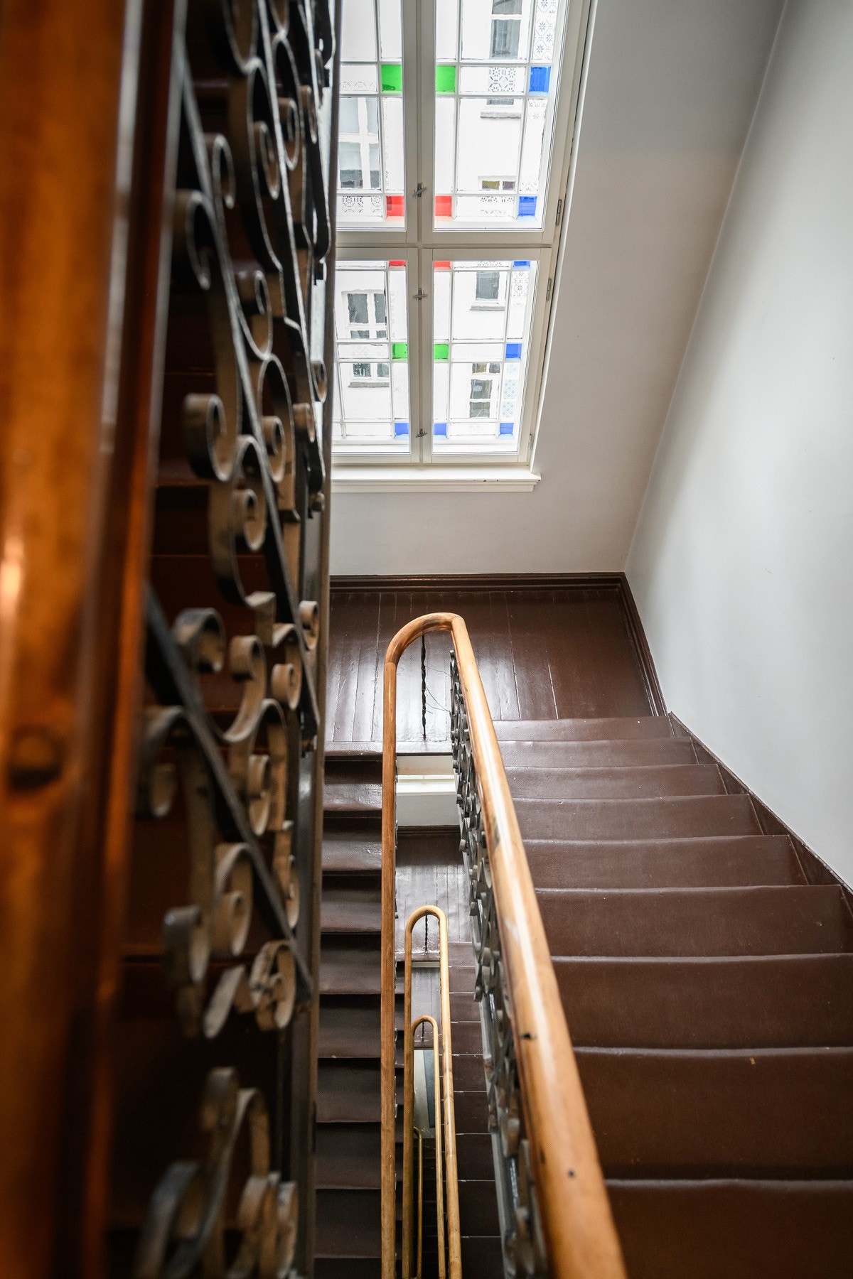 Oppgangen er klassisk i stilen med nydelige dekorvinduer, og originalt rekkverk i trappen. Galleribilde