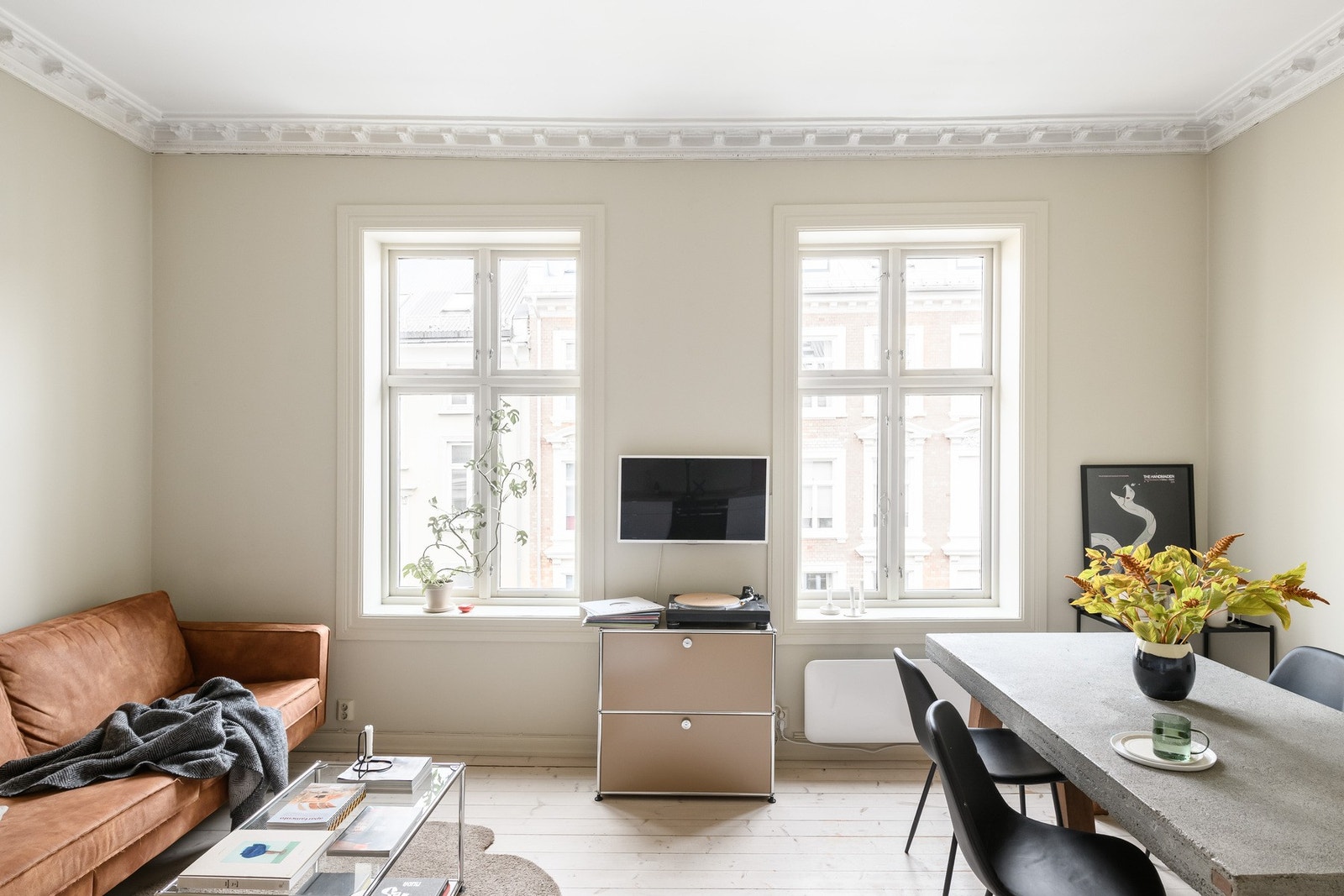 Store krysspostvinduer bader rommet i dagslys fra tidlig på morgenen, mens ettermiddagssolen treffer på soverommet. Galleribilde