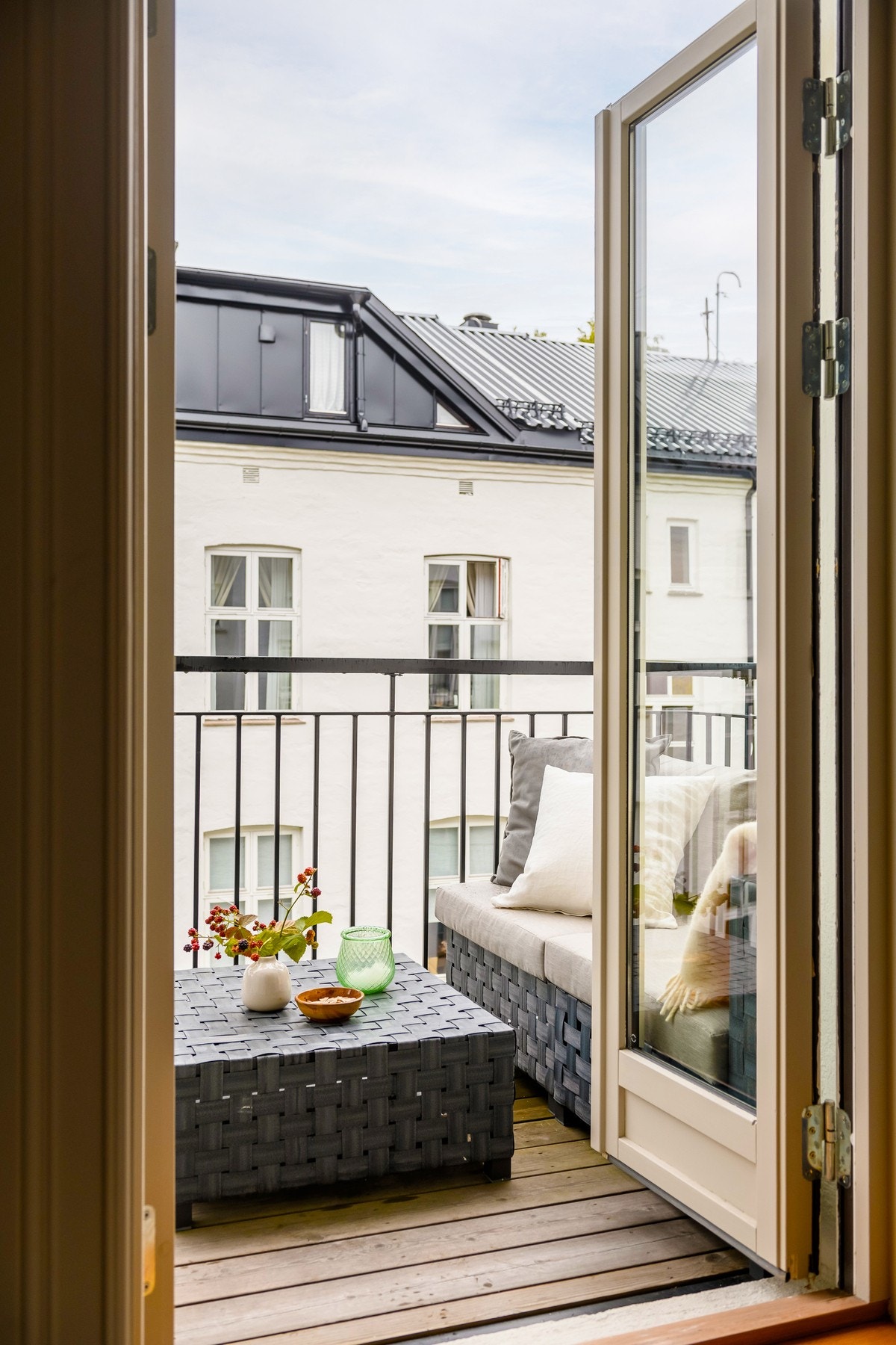 Balkongen er velholdt med dekke av terrassebord, overbygg og mørkt spilerekkverk. Galleribilde