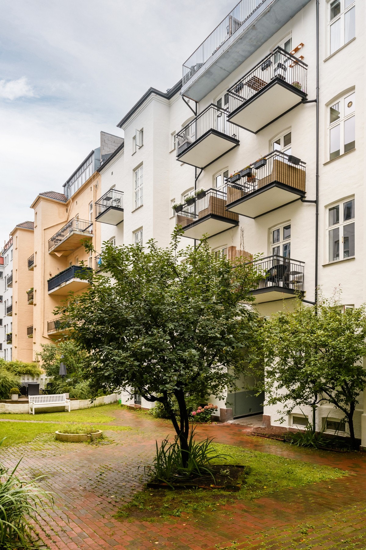 Fasadene ble rehabilitert i 2022/2023, og samtidig ble det blant annet skiftet tak, renner, nedløp og pipebeslag. Galleribilde