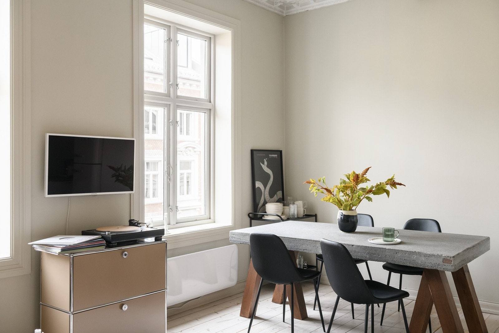 Stuen ligger i åpen løsning med kjøkkenet, og lar seg enkelt møblere med både tv-lounge og spisebord. Galleribilde