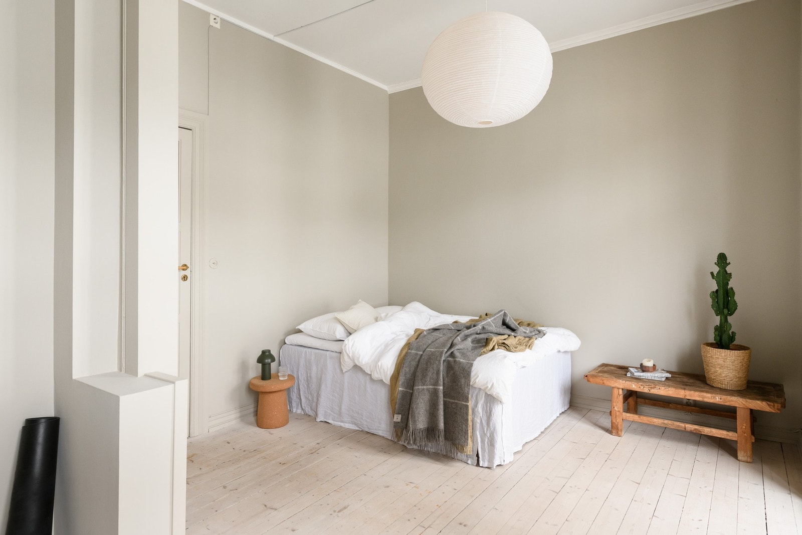 Dagens planløsning deler rommet i to naturlige soner, med god plass til det man måtte ønske av møblement. Galleribilde