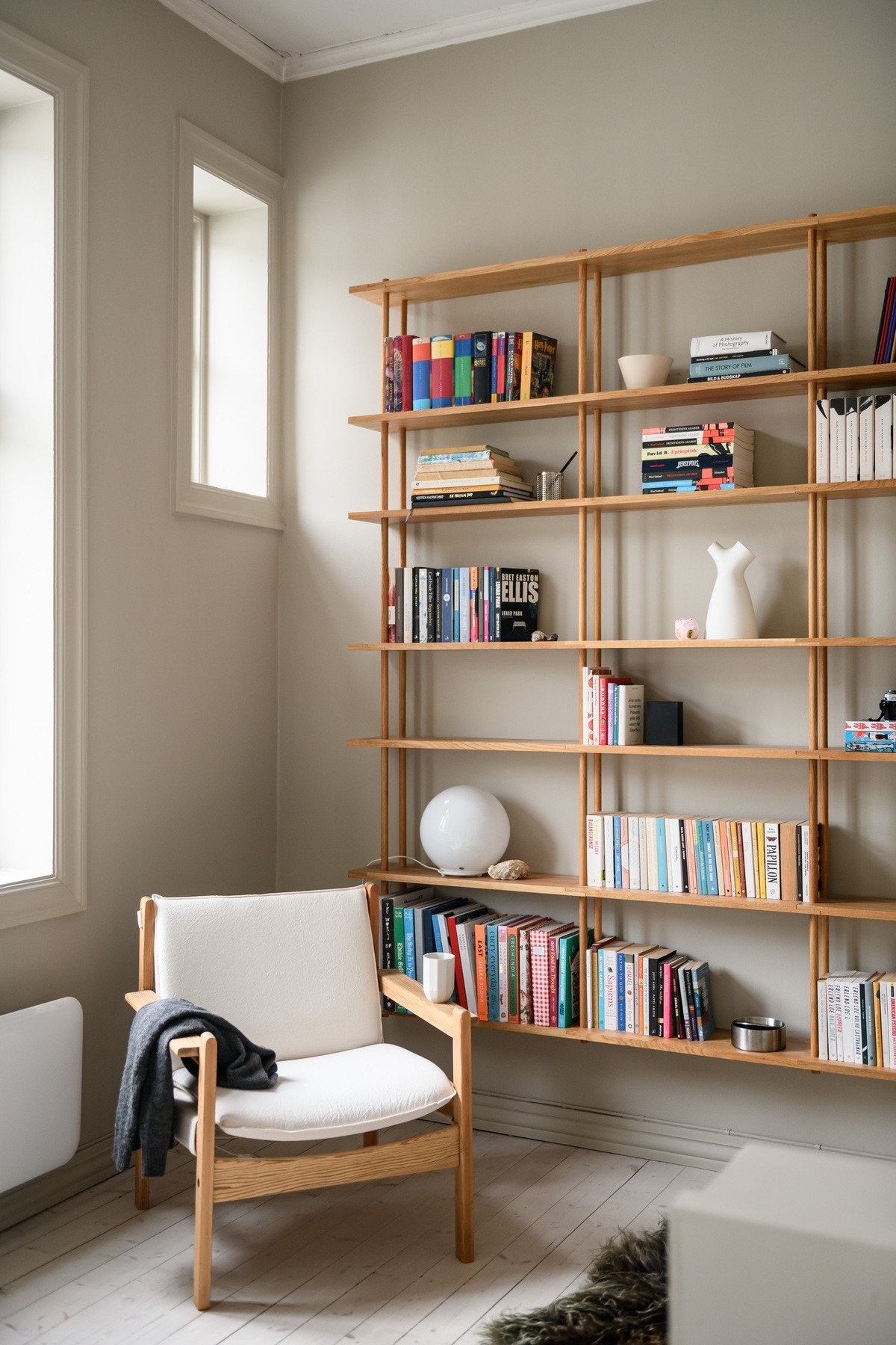 Leiligheten ble malt i 2021, og er holdt i trendy, men tidløse nyanser av beige, som passer godt til det lyse tregulvet. Galleribilde