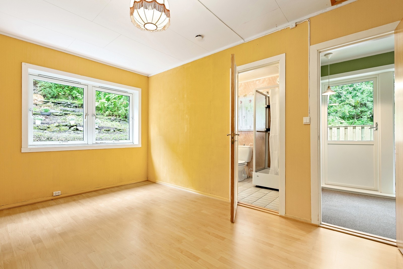 Soverom 1, egen inngang til badet. Galleribilde