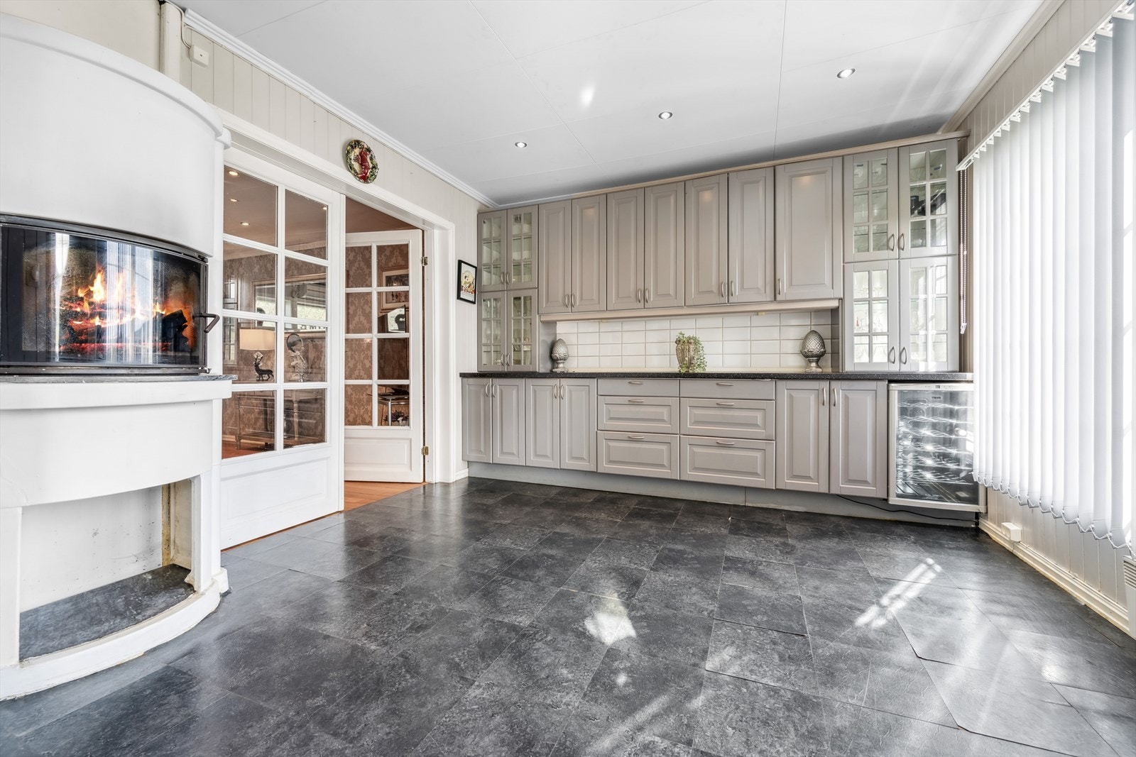 Her er det montert flott kjøkkenpeis og det er god plass til spisebord -hvor gode måltider kan spises. Galleribilde