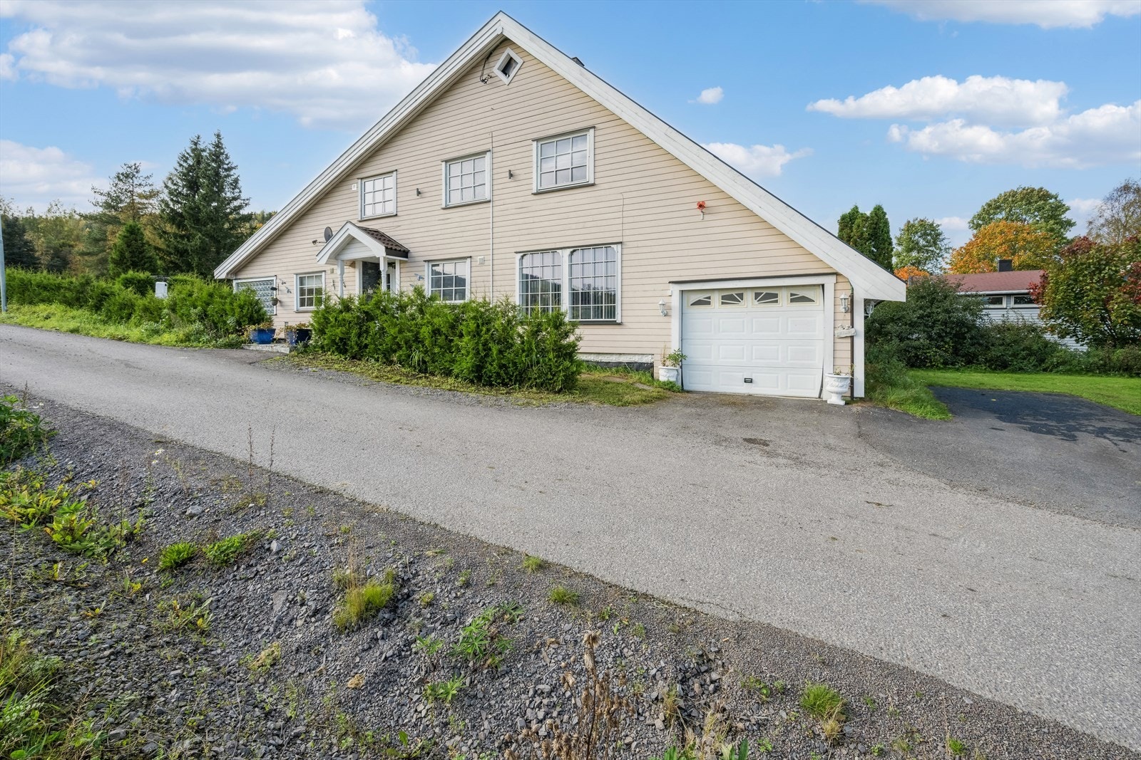 Boligen er innholdsrik og passer utmerket for en barnefamilie eller stofamilie Det er godt med tumleplass både ute og inne. Galleribilde