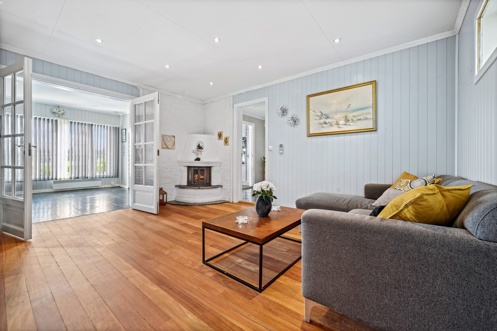 I boligen finner du en romslig tv- stuen med hjørnepeis, beliggende inn forbi kjøkkenet. Galleribilde