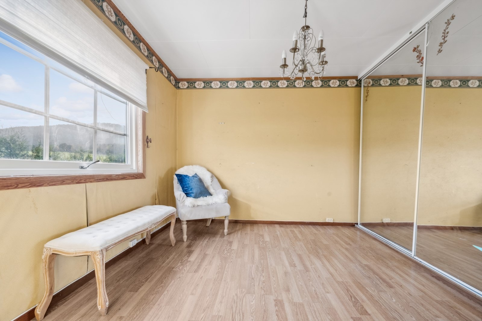 Soverom 4, beliggende i huset 1. etasje, er innredet med stor skyvedørsgarderobe. Galleribilde