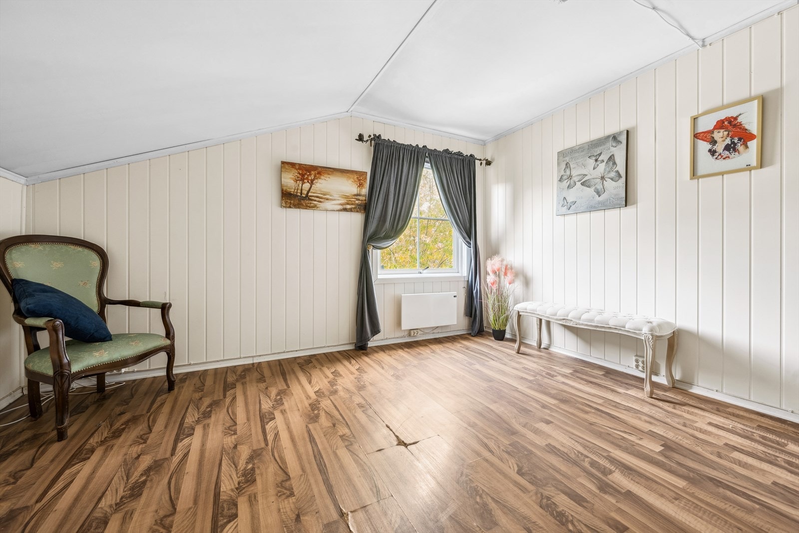 Soverom nr. 3 er i likhet med andre soverommene av god størrelse og god plass til dobbeltseng. Galleribilde