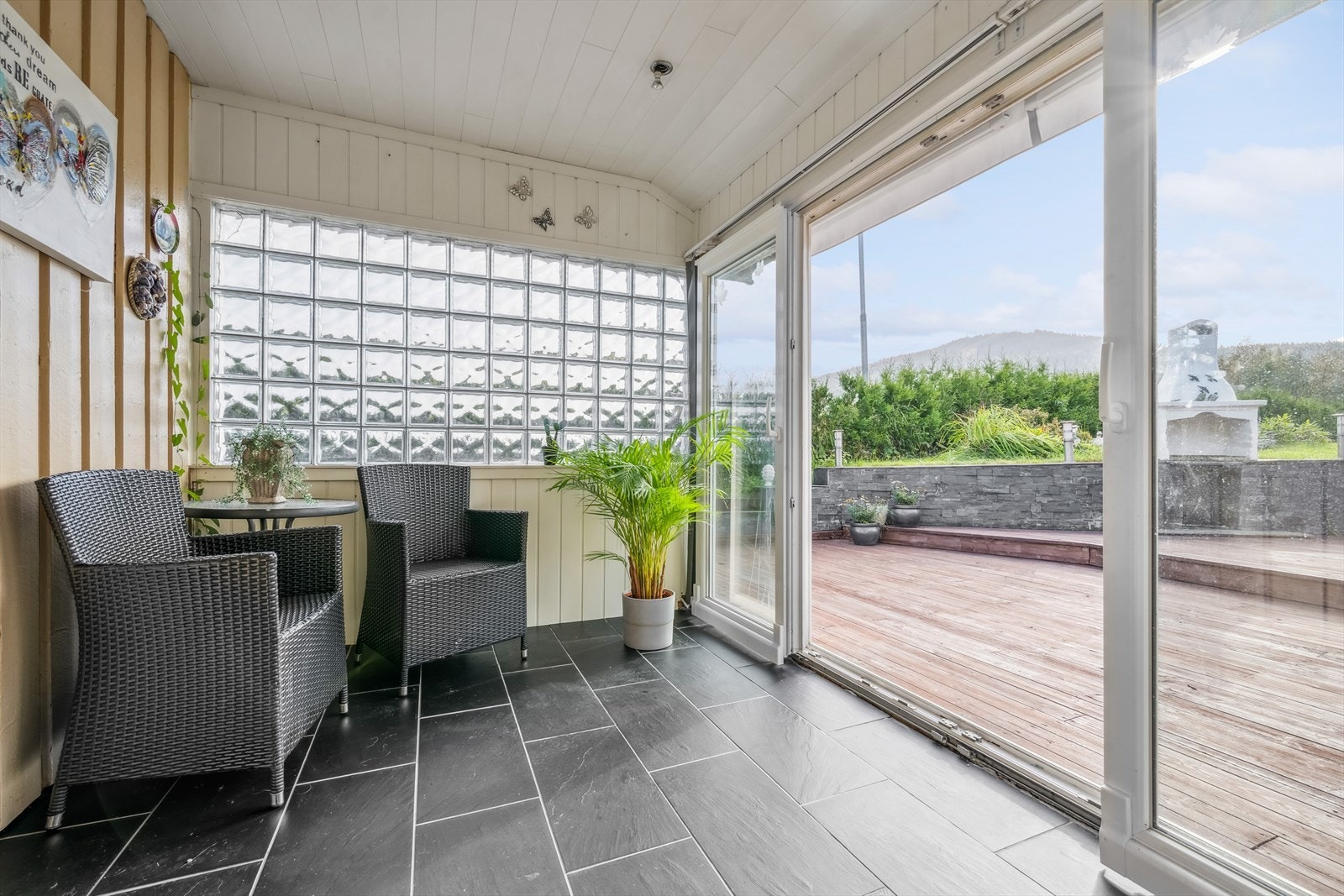 Vinterhagen ligger i tilknytning til stuen og er vinterisolert med stor skyvedør ut mot uteplass og hagen. Stuen kan innredes etter eget ønske. Galleribilde