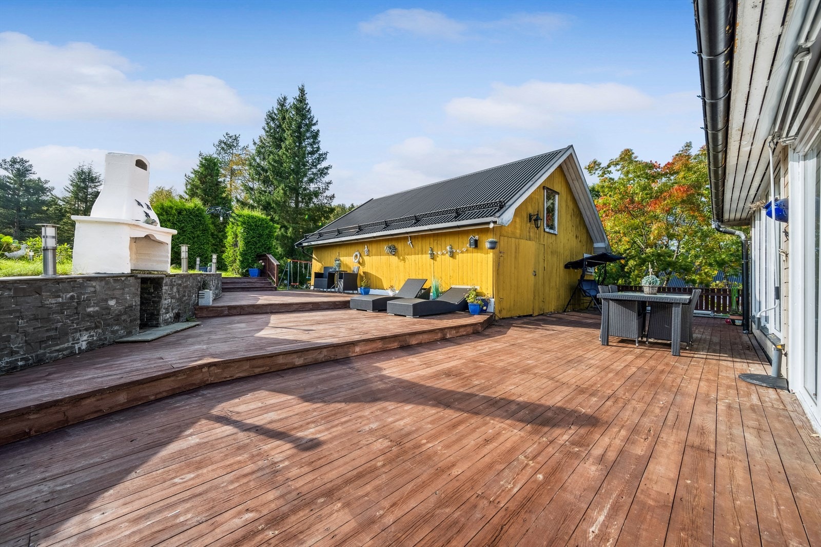 Stort uteområde som kan innredes i flere soner, helt etter egen ønsker. Uteboden er også av god størrelse og her er det godt med oppbevaringsmuligheter. Galleribilde
