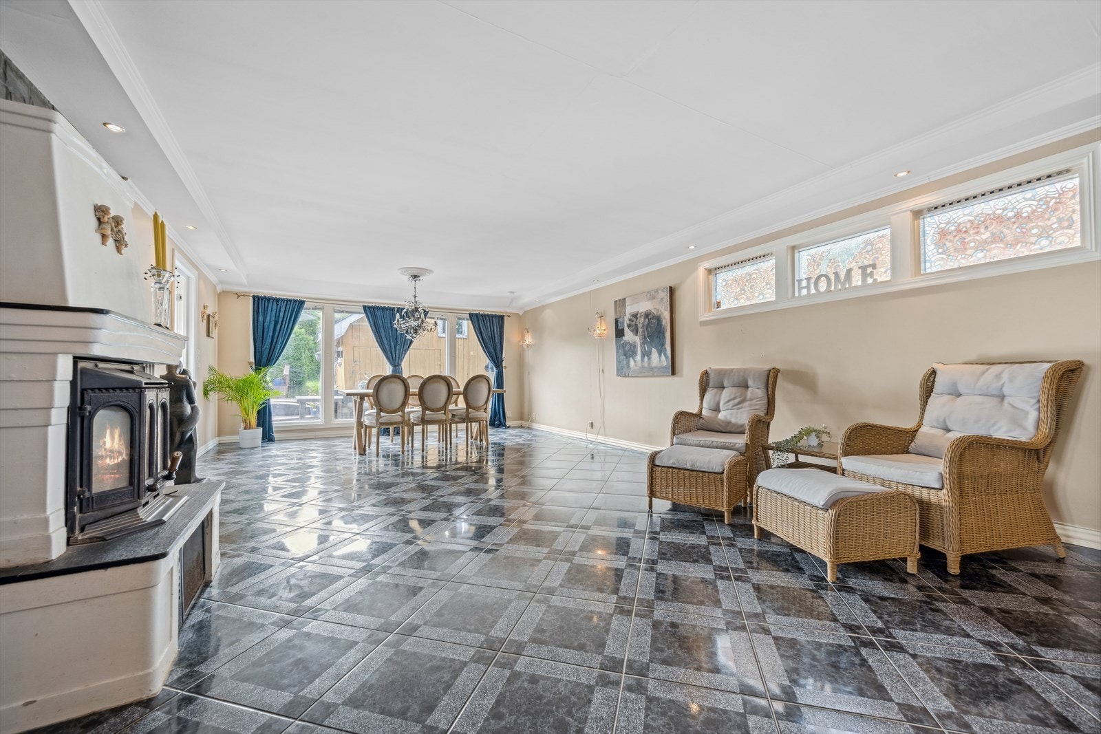 Det er store vindusflater som slipper inn mye naturlig lys i rommet. Det er montert peis som er et hyggelig element i rommet og som avgir god varme på kalde dager. Galleribilde