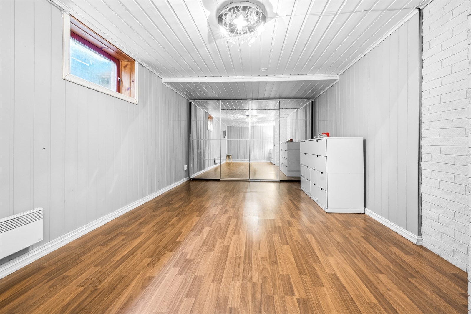 Soverommet er innredet med et stort garderobeskap, med plass til oppbevaring. Galleribilde