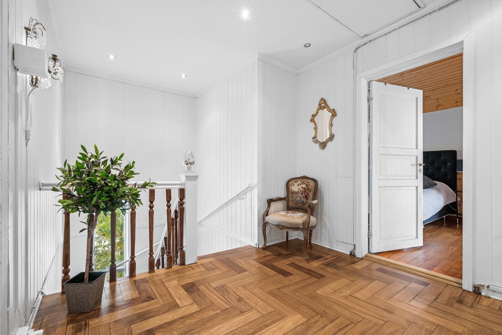 I boligen andre etasje finner man 3 romslige soverom og bad. Galleribilde