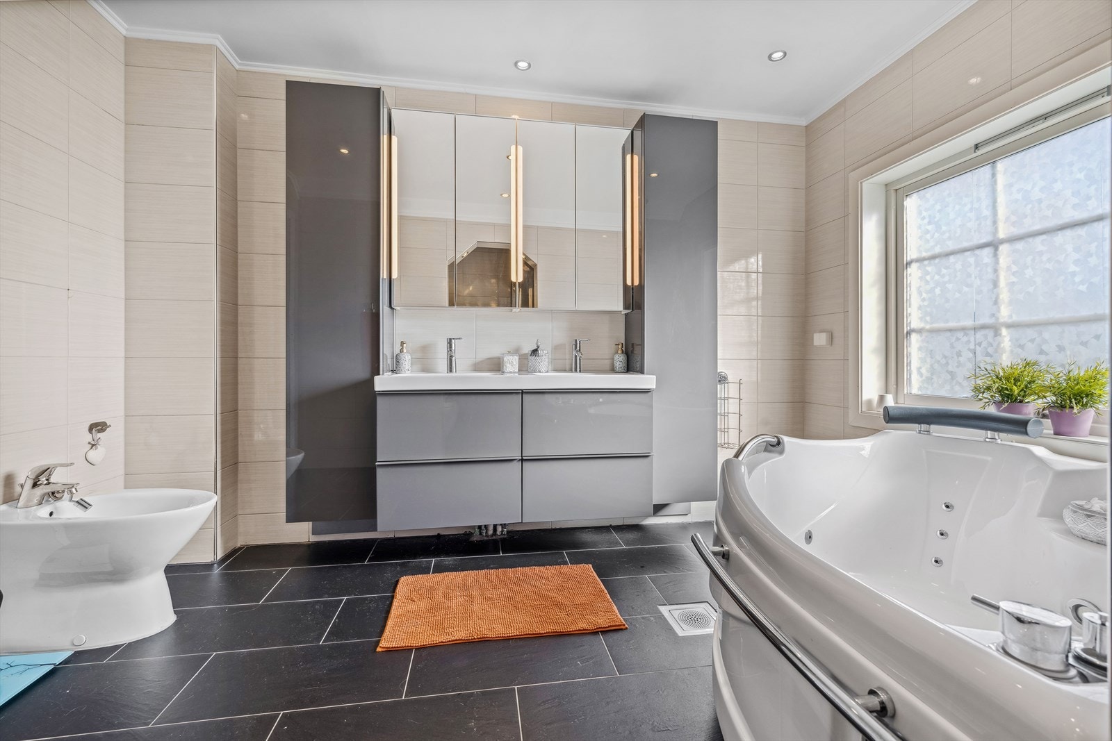 Flislagt bad med varmekabler i gulv, beliggende i huset 2. etasje. Galleribilde