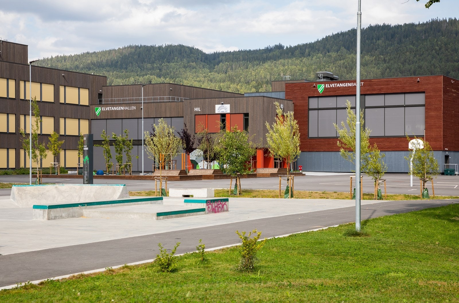 Det er gangavstand til Elvetangen barne- og ungdomsskole som sto ferdig høsten 2021. Galleribilde