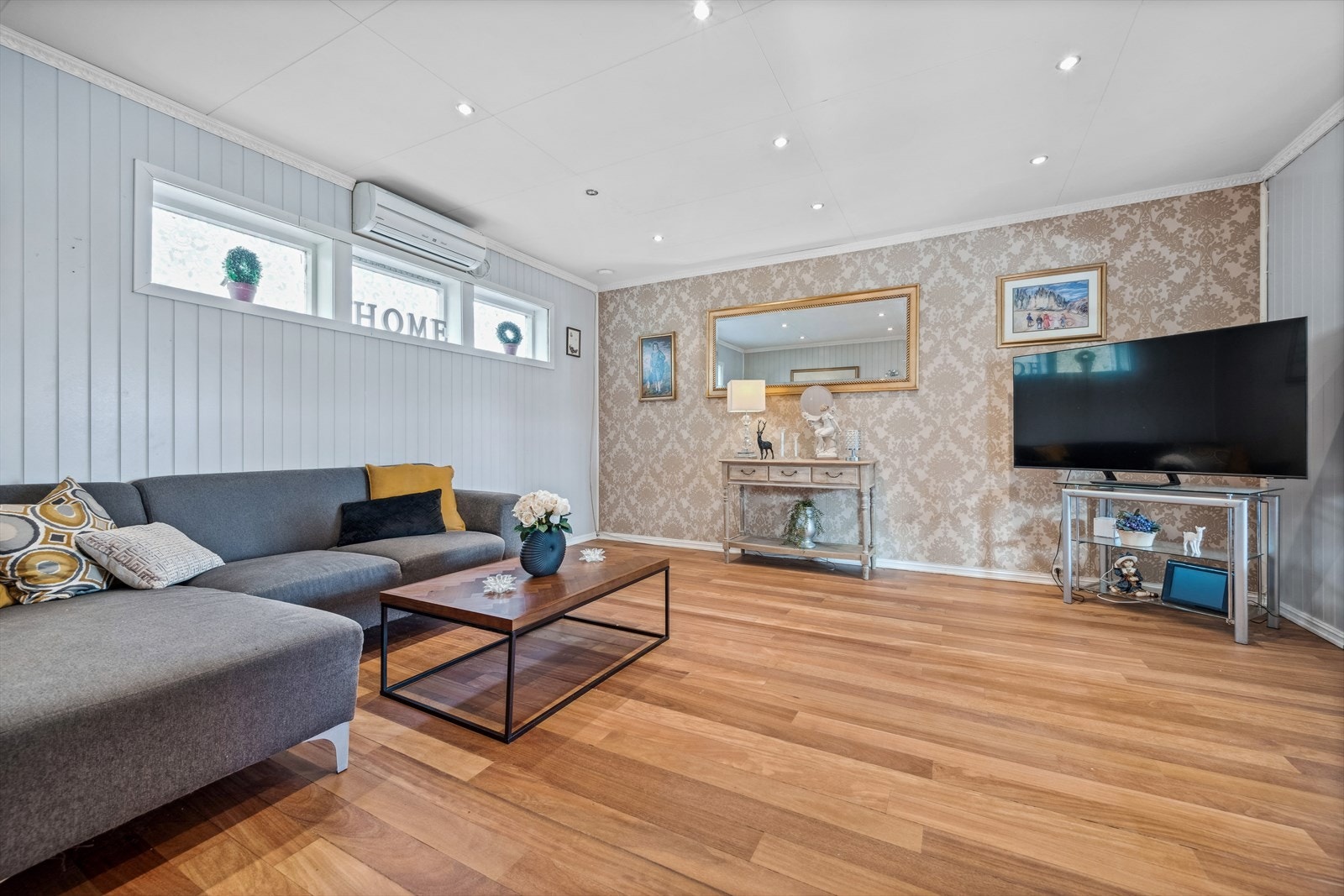 Den ekstra stuen er et perfekt oppholdssted for ungdommen i hus eller ved besøk. Galleribilde