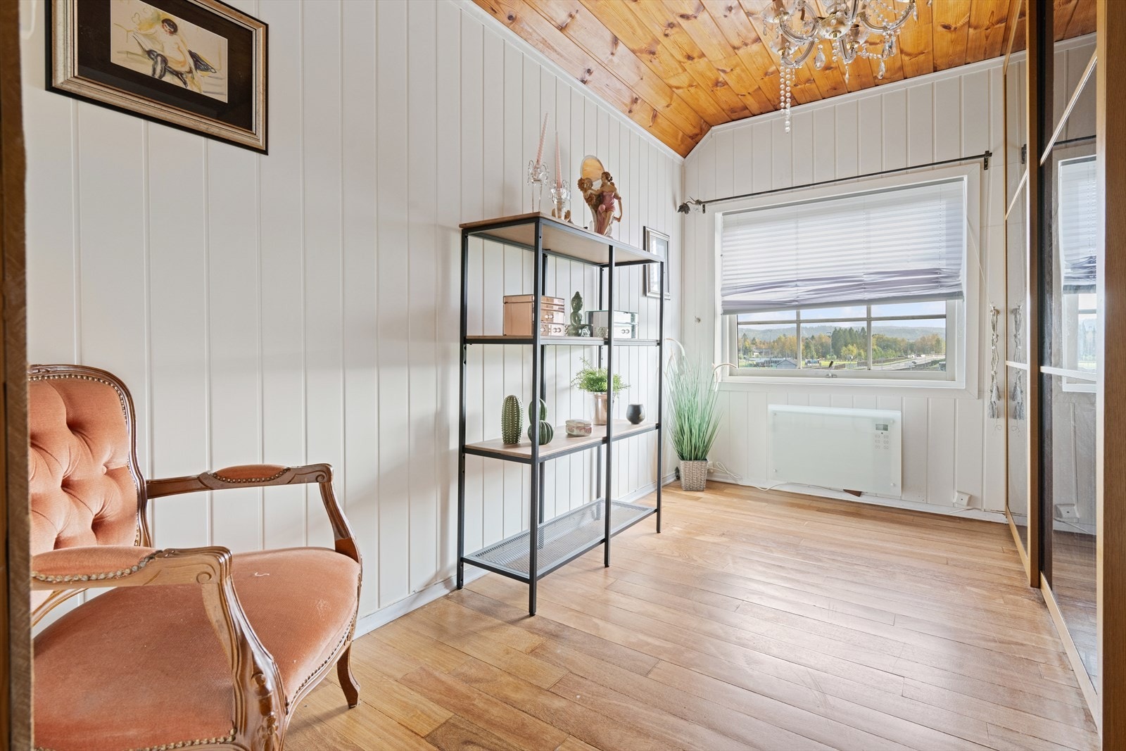 Walk in closet beliggende inn forbi hovedsoverommet med god plass til diverse oppbevaring. Trenger man ekstra soverom er dette rommet perfekt for det. Galleribilde