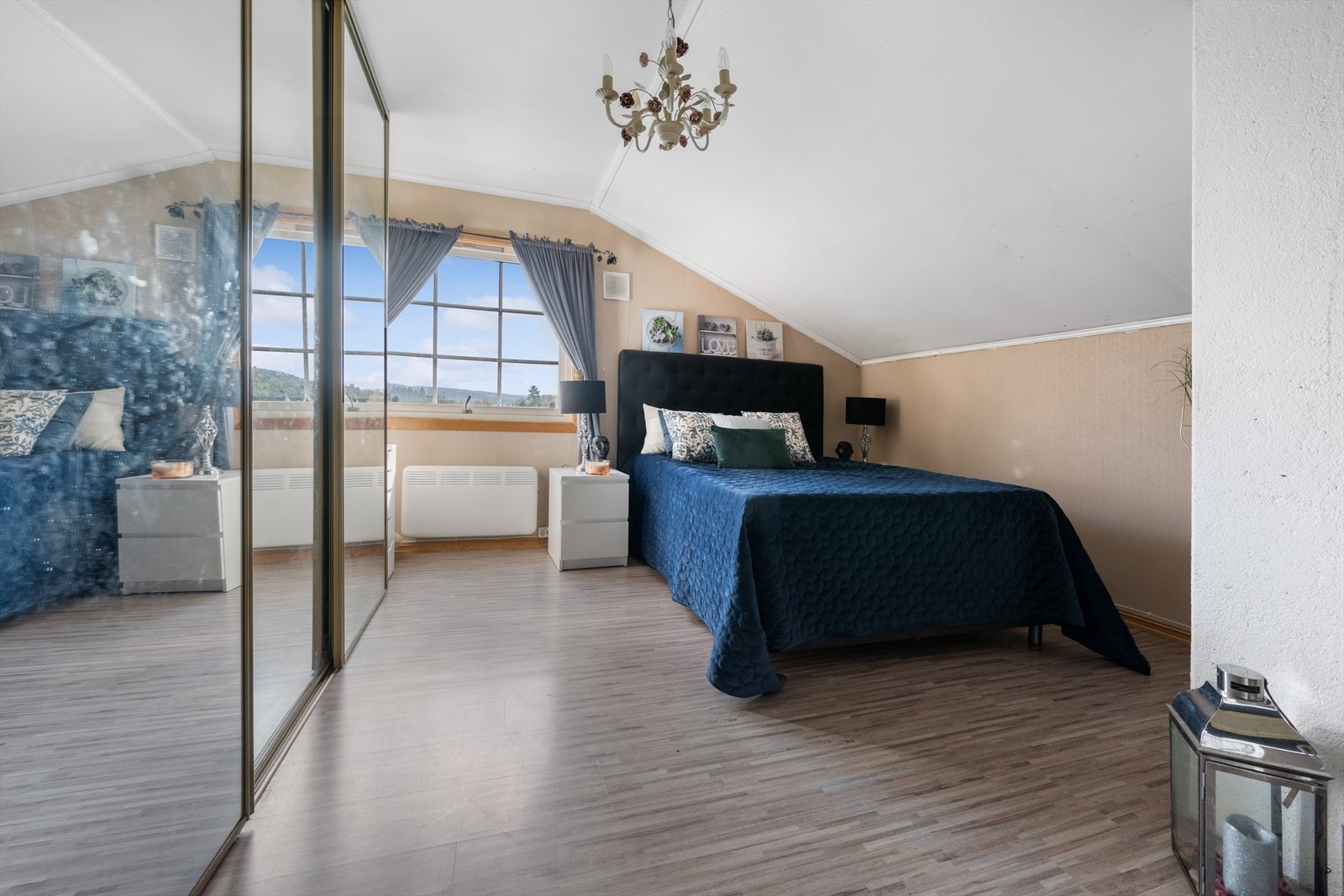 Soverom nr. 2 har også god plass til stor seng, nattbord, samt et stort garderobeskap. Galleribilde