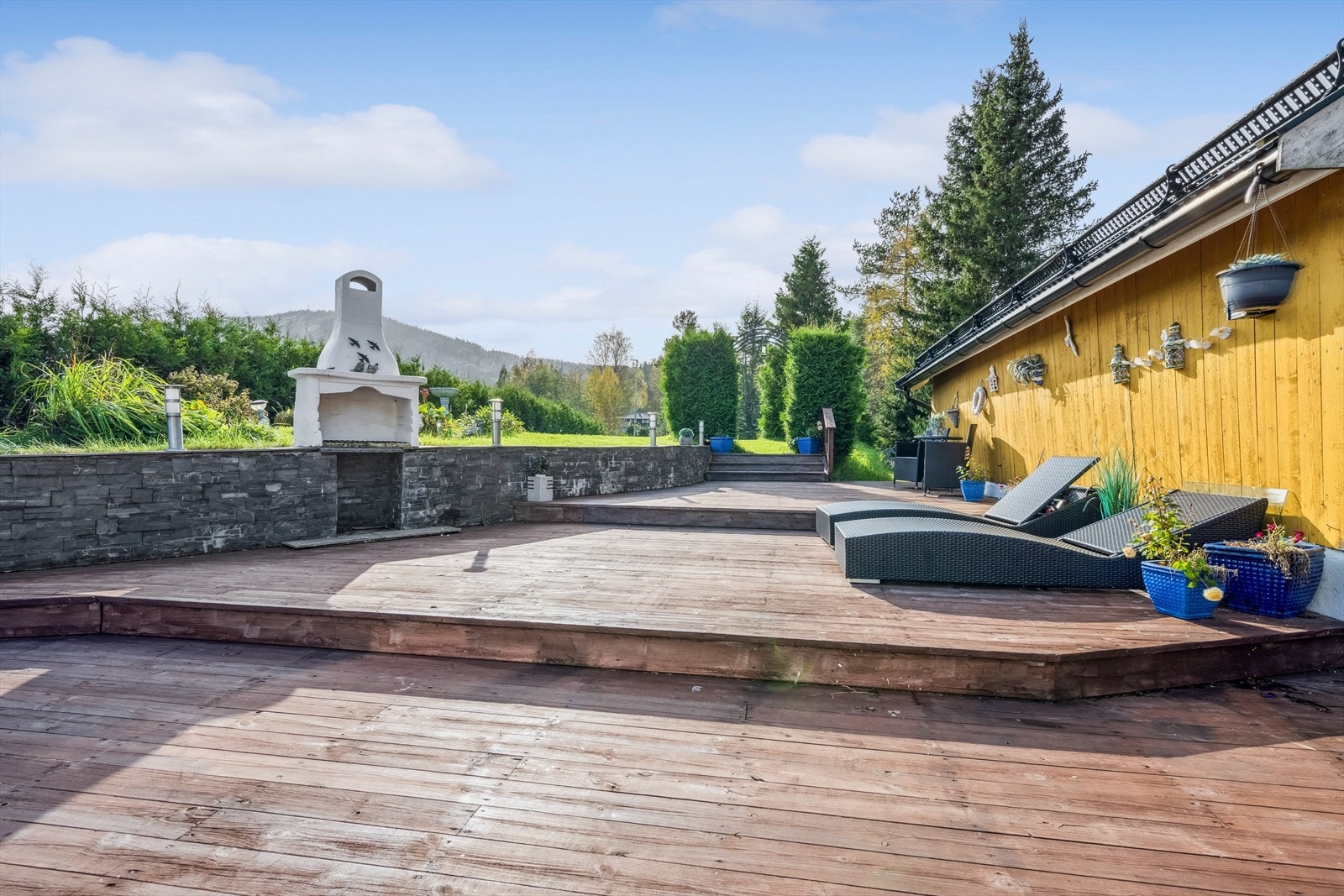 Her er egen grill integrert i muren, så her kan venner og familie inviteres sommeretid. Galleribilde