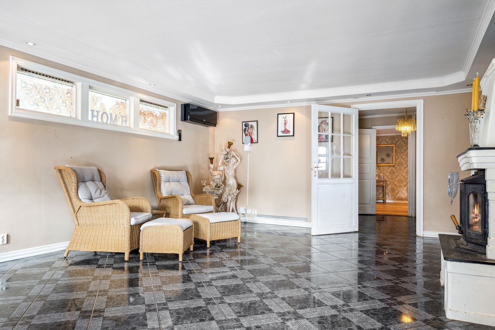 Hovedstuen er beliggende i første etasje, er romslig, og har god plass til flere møbleringsmuligheter for å skape den stuen du selv ønsker. Stuen er flislagt med varmekabler. Det er også her montert varmepumpe. Galleribilde