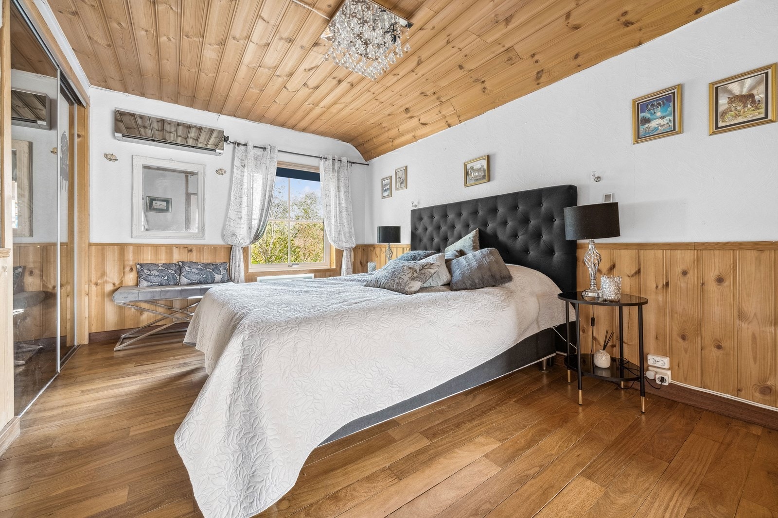 Hovedsoverommet har god plass til stor seng, nattbord, samt stort garderobeskap med speildører. Galleribilde