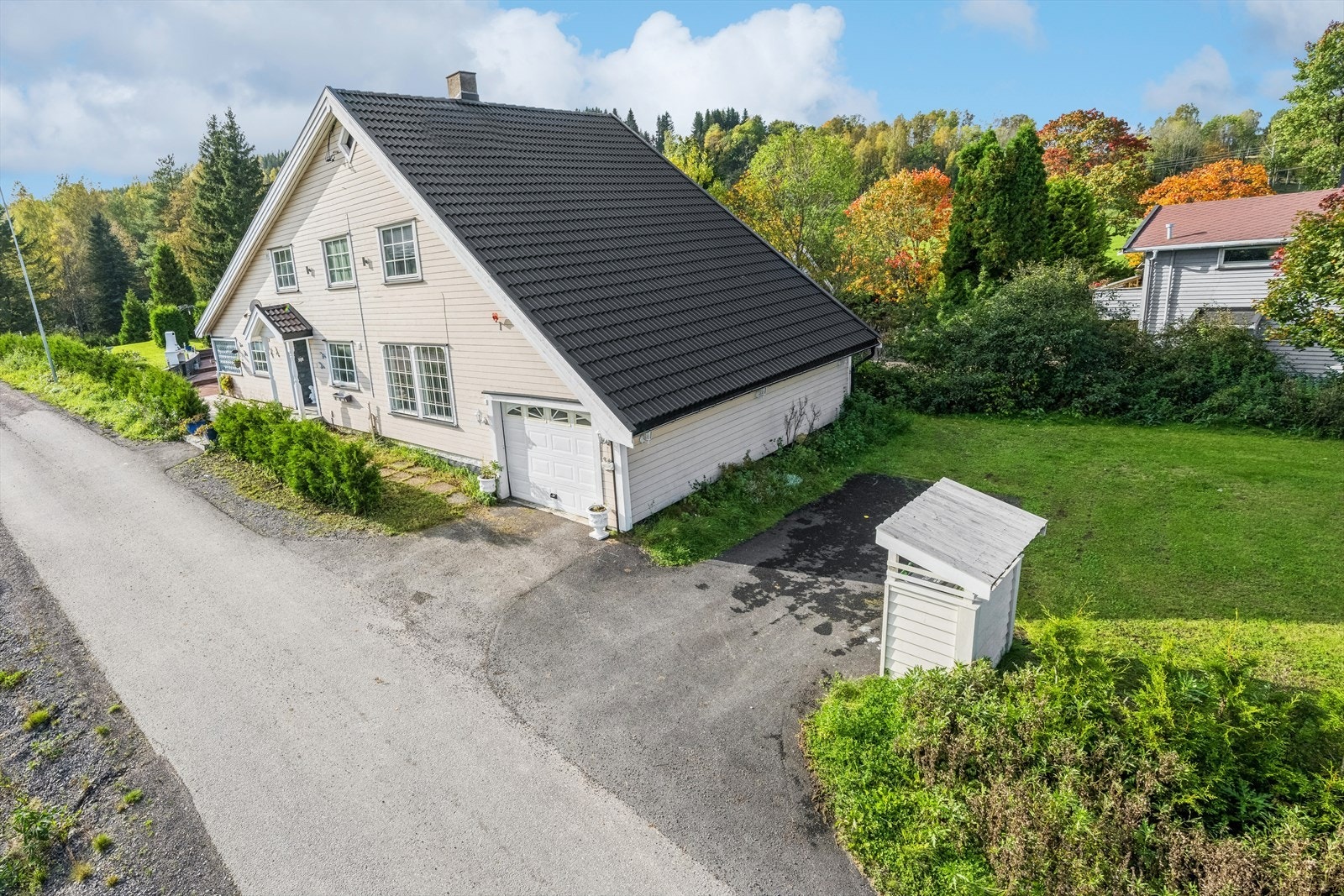 Eiendommen ligger med kort gangavstand til barne- og ungdomsskole, barnehage, busstopp og alpinbakken, i tillegg ligger skistadion med flere kilometer langrennsløyper like ved. Galleribilde
