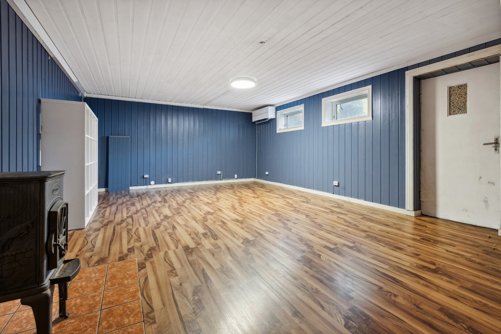 Kjellerstue er romslig og er innredet med både vedovn og varmepumpe montert. Det er egen inngang til kjelleretasjen. Galleribilde