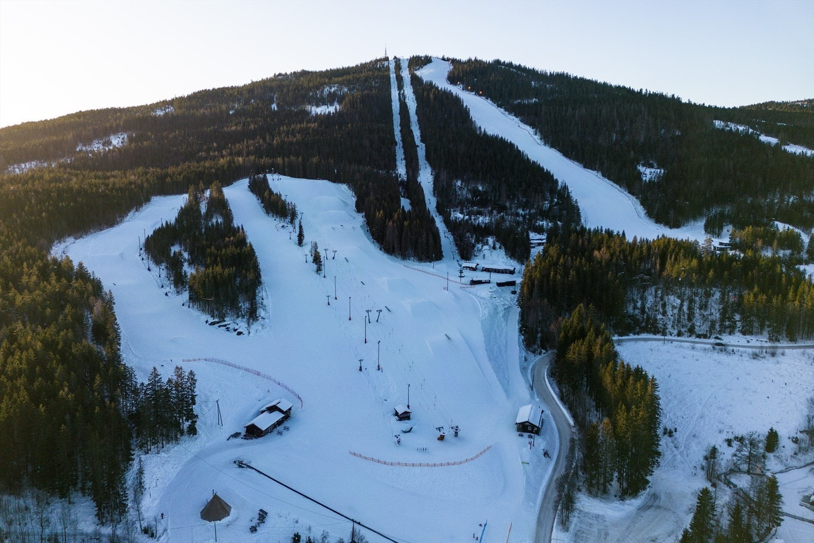 I nærheten boligen finner man også Varingskollen alpinsenter. Her med både bakker for alpin og løyper for langrennski. Galleribilde