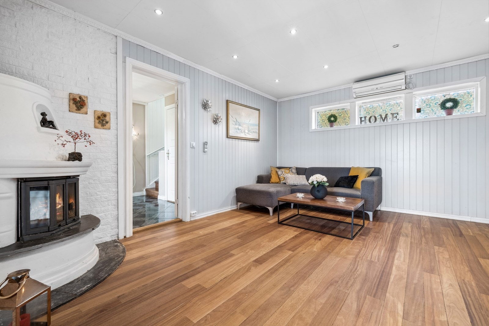 Her er det god plass til flere møbleringsmuligheter for å møblere stuen slik du selv ønsker. Boligen har oppvarming via varmepumpe supplert med peisovn. Galleribilde