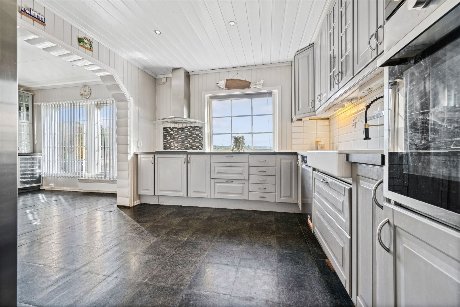 Det er integrerte hvitevarer som koketopp, stekeovn, mikroovn, oppvaskmaskin, vinskap, samt åpen løsning frittstående kjøl/fryseskap. Galleribilde